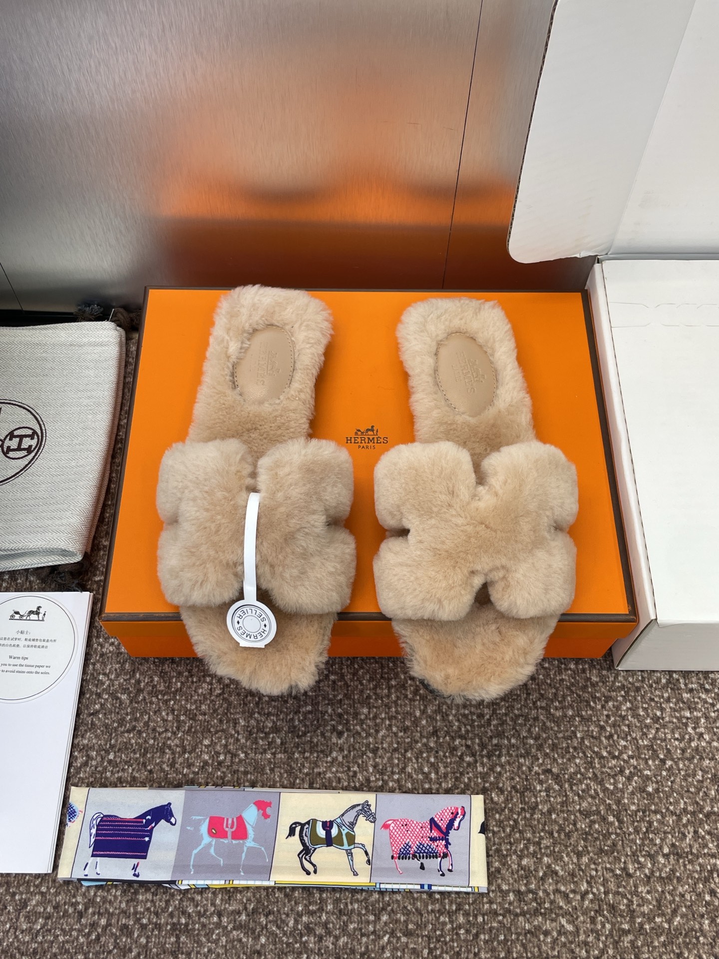NO:495547,Dongguan goods Purchase grade Hermes Hermes autumn and winter classic Oran candy color I-flops women's shoes H family classic flat-soled round toe open-toed lamb fleece slippers Material upper imported lamb fleece + Italian leather outsole Size: 34-43 (34.40.41.42.43 custom-made non-return and exchange), fur shoes slippers, hermes, hermes, slippers, Leather soles19860909莞货 代购级 爱马仕 Hermes 秋冬经典款 Oran 糖果色工字拖女鞋 H家经典平底圆头露趾羊羔毛拖鞋 材质鞋面进口羊羔毛+意大利真皮大底 Size: 34-43(34.40.41.42.43定制不退换）,毛毛鞋拖鞋,hermes,hermes,slippers,Leather soles,Women's Shoes