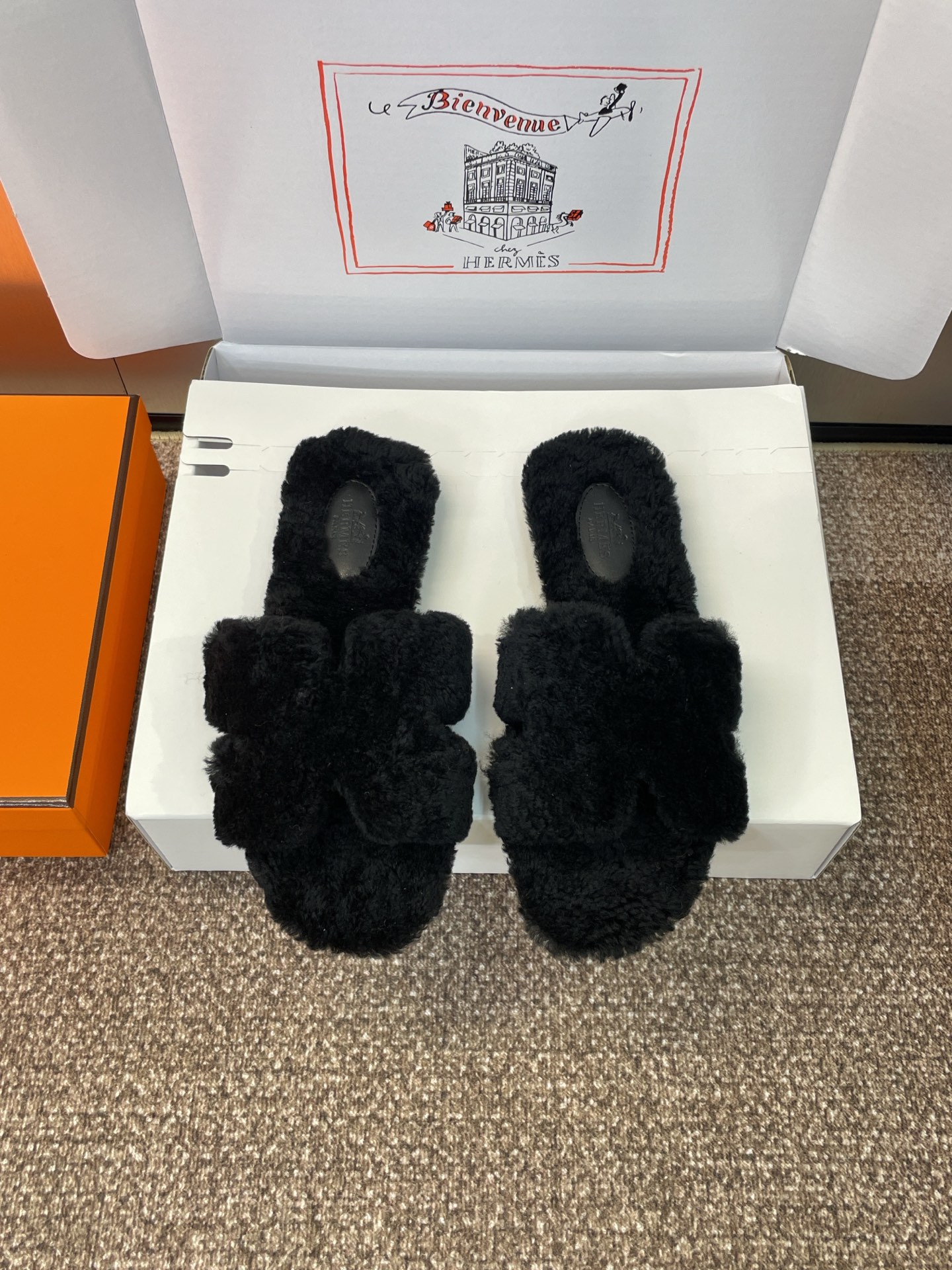 NO:495541,Dongguan goods Purchase grade Hermes Hermes autumn and winter classic Oran candy color I-flops women's shoes H family classic flat-soled round toe open-toed lamb fleece slippers Material upper imported lamb fleece + Italian leather outsole Size: 35-41 (40.41 custom-made non-return and exchange), fur shoes slippers, hermes, hermes, slippers, Leather soles19860909莞货 代购级 爱马仕 Hermes 秋冬经典款 Oran 糖果色工字拖女鞋 H家经典平底圆头露趾羊羔毛拖鞋 材质鞋面进口羊羔毛+意大利真皮大底 Size: 35-41(40.41定制不退换）,毛毛鞋拖鞋,hermes,hermes,slippers,Leather soles,Women's Shoes