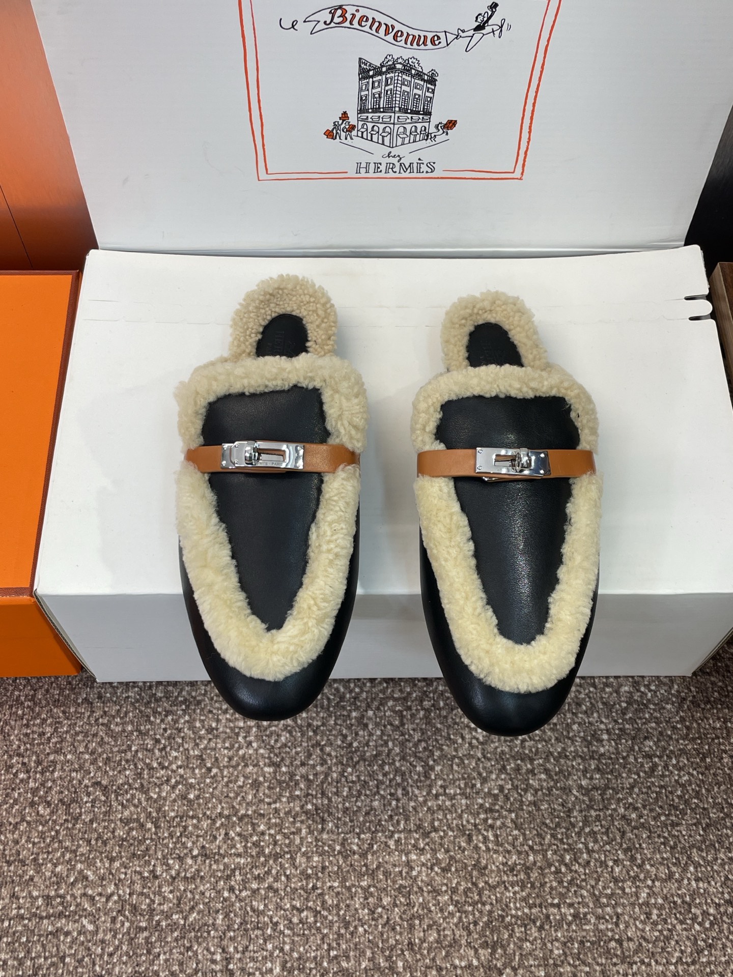 NO:495535,Dongguan goods Purchase grade Hermes Hermes classic autumn and winter style Kelly buckle OZ color-blocked fur women's shoes H home flat-soled round-toe muller slippers Material upper imported calfskin/imported sheep leather + lamb fur inner lining + Italian leather outsole Size: 35-41 (40.41 custom-made non-return and exchange), semi-dragged fur shoes, hermes, hermes, slippers, cowhide, sheep, Leather soles19860909莞货 代购级 爱马仕 Hermes 秋冬经典款 Kelly扣 OZ拼色皮毛一体女鞋 H家平底圆头穆勒拖鞋 材质鞋面进口小牛皮/进口羊猄皮+羊羔毛内里+意大利真皮大底 Size: 35-41(40.41定制不退换）,半拖毛毛鞋,hermes,hermes,slippers,cowhide,sheep,Leather soles,Women's Shoes