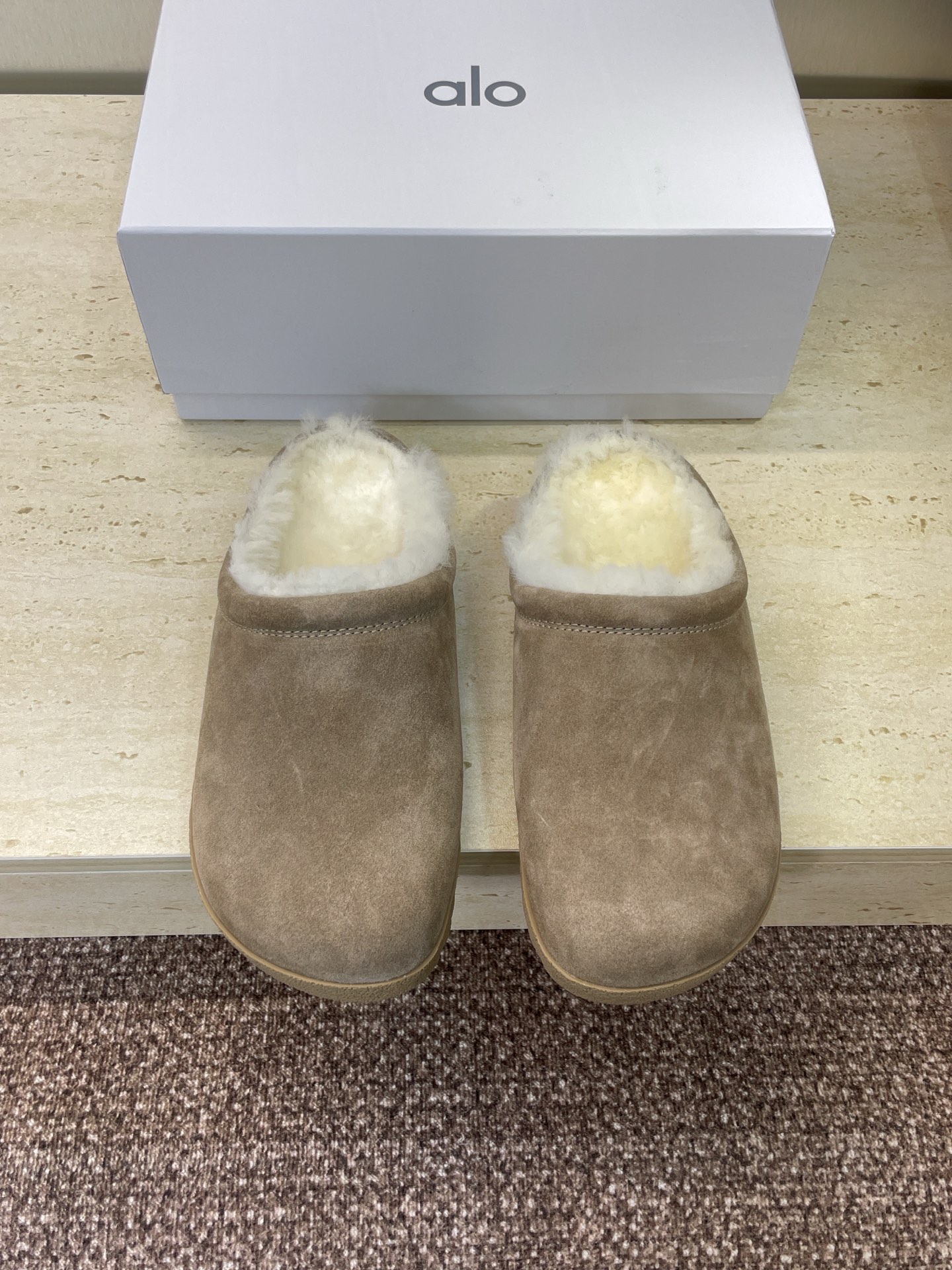 NO:495529,alo 2025 autumn and winter new letter logo Muller women's shoes, star-like flat-sole square-toe home fur slippers, market top version, material upper imported beef suede + lamb fur inner lining + original mold open sole Size: 35-41 (40.41 custom-made without return or exchange), semi-drag fur shoes, slippers, chamois leather19860909alo 2025秋冬新款字母logo穆勒女鞋 明星同款平底方头居家毛毛拖鞋 市场顶级版本 材质鞋面进口牛麂皮+羊羔毛内里+原版开模大底 Size:35-41(40.41定制不退换),半拖毛毛鞋,slippers,chamois leather,Women's Shoes