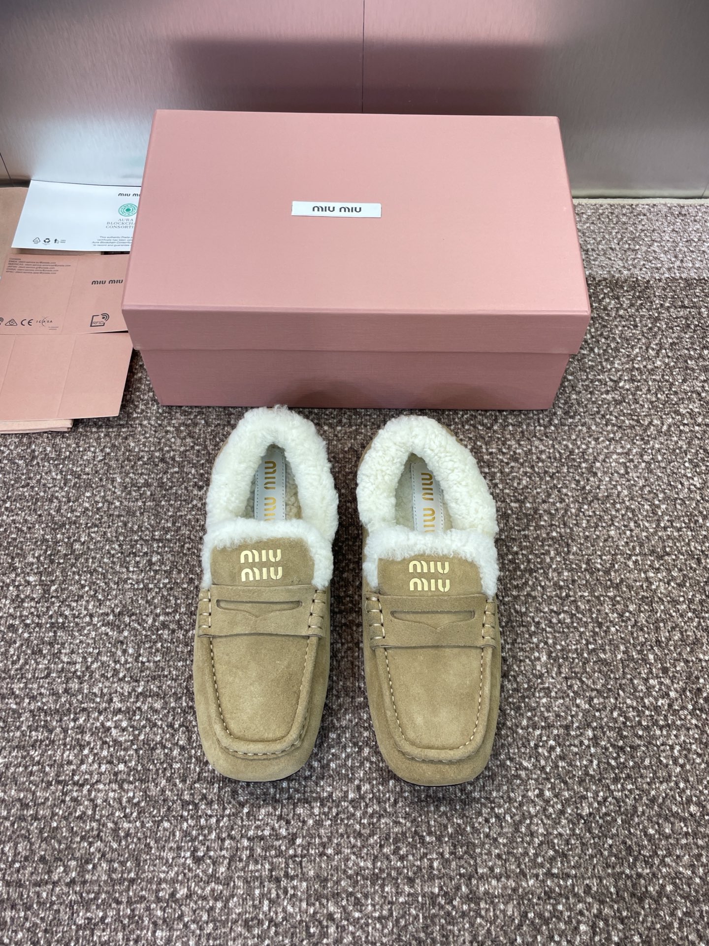 NO:495516,MiuMiu 2025 autumn and winter new fashion lamb fur women single shoes, Miaomiao letter logo hardware belt buckle flat sole round toe color-blocking loafers material: upper imported beef leather + imported lamb fur inner lining + original mold open-slip anti-slip wear-resistant rubber sole Size: 35-41 (40.41 custom-made without return or exchange), loafers fur shoes, miumiu, loafers19860909MiuMiu 2025秋冬新款时尚羊羔毛女单鞋 缪缪字母logo五金皮带扣平底圆头拼色乐福鞋 材质:鞋面进口牛猄皮+进口羊羔毛内里+原版开模防滑耐磨橡胶大底 Size:35-41(40.41定制不退换),乐福鞋毛毛鞋,miumiu,loafers,Women's Shoes
