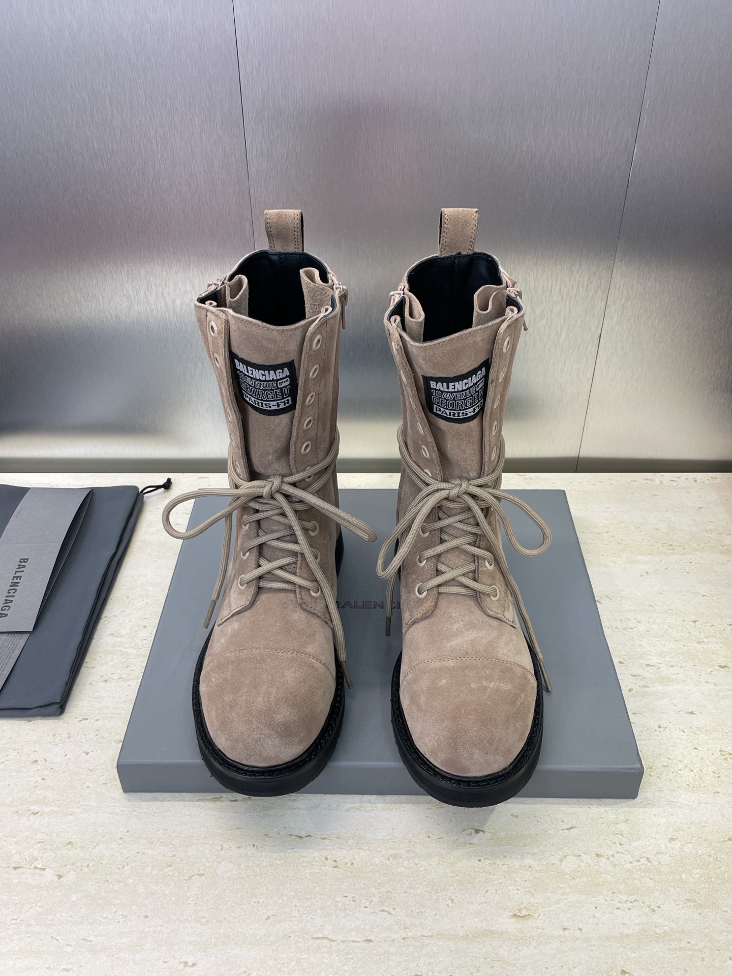 NO:497866,:Women's size/men's size Balenciaga new couple's lace-up boots Balenciaga letter logo thick sole low heel round toe side zipper motorcycle rider military boots Material upper imported calfskin/imported sheep suede + water dyed sheepskin inner lining + original mold open-modeled sole Heel height 3CM Size women's size 34-41 (34.40.41 custom-made non-return and exchange) Men's size 38-44 (38 custom-made non-return and exchange), boots, balenciaga, balenciaga, boots, cowhide, sheepskin, sheep, chamois leather19860909:女码/男码 Balenciaga 秋冬新款情侣款系带短靴 巴黎世家字母logo厚底低跟圆头侧拉链机车骑士军靴 材质鞋面进口小牛皮/进口羊猄麂皮+水染羊皮内里+原版开模大底 跟高3CM Size女码34-41(34.40.41定做不退换）  男码38-44(38定制不退换),靴子,balenciaga,balenciaga,boots,cowhide,sheepskin,sheep,chamois leather,Women's Shoes