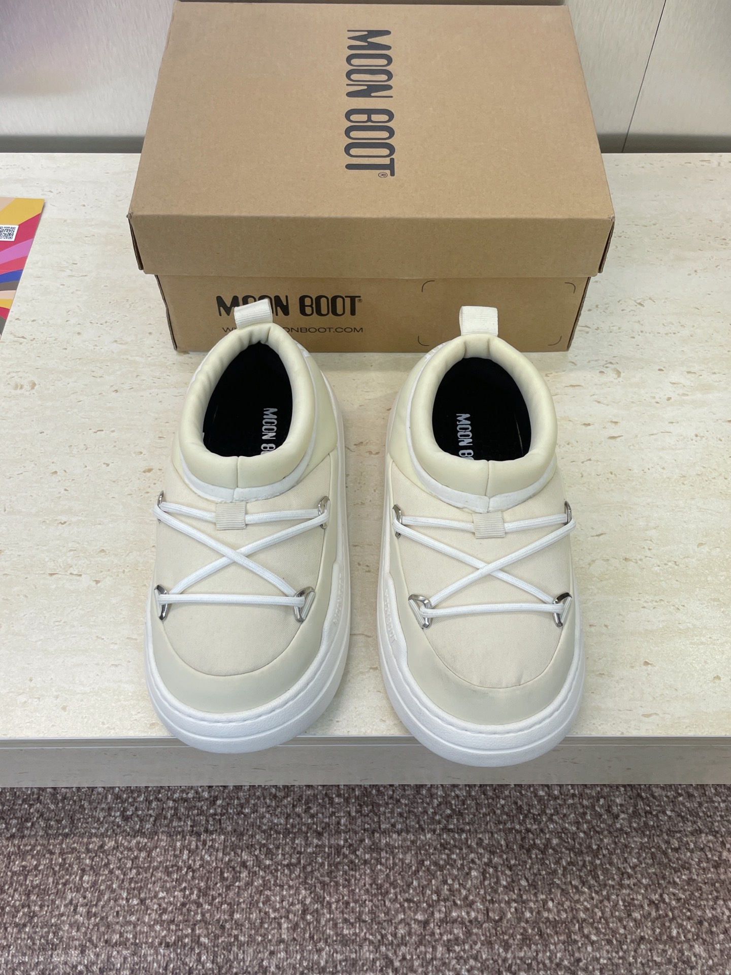 NO:512352,MOON BOOT 2025 autumn and winter new Park Soulmate series, thick sole round toe low top color lace, casual sports and comfortable skateboard down snow boots, material: imported upper, environmentally friendly, breathable, waterproof down technology fabric + environmentally friendly mesh fabric inner + original mold opening Ip foamed sole Size35-41 (40.41 customization, no return or exchange), snow boots, boots, down jacket19860909MOON BOOT 2025秋冬新款 Park Soulmate 灵魂伴侣系列 厚底圆头低帮拼色系带休闲运动舒适滑板羽绒雪地靴 材质:鞋面进口环保透气防水羽绒科技面料+环保网眼布内里+原版开模Ip发泡大底 Size35-41（40.41定制不退换）,雪地靴,boots,down jacket,Women's Shoes