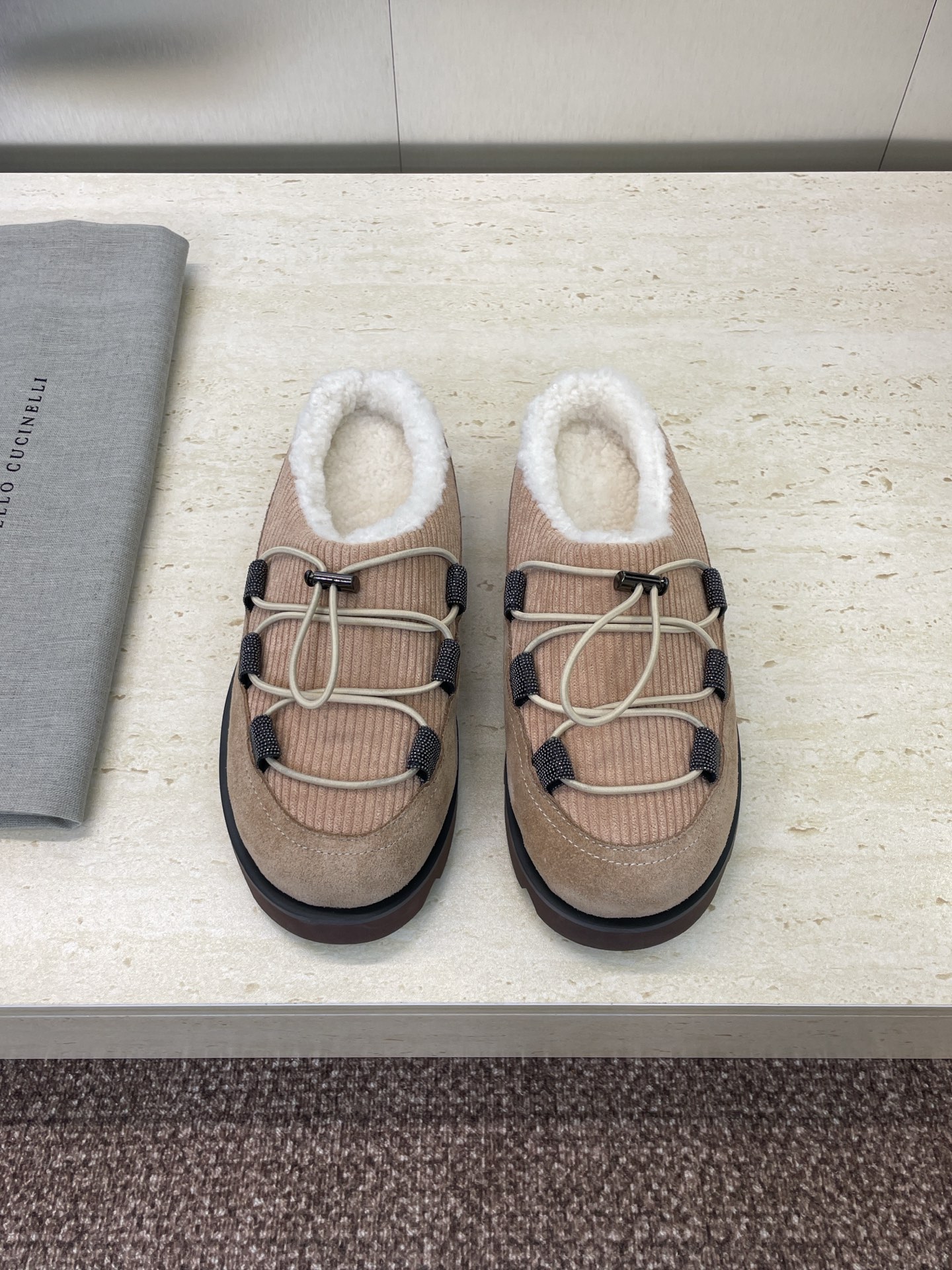 NO:534514,Brunello Cucineli 2025 autumn and winter new letter logo Muller women's shoes BC celebrity same thick sole lace-up round toe color-blocked beaded head home fur slippers top-level version material upper imported beef suede + lamb fur inner lining + original molded sole Size: 35-41 (40.41.42 custom-made without return or exchange), semi-drag fur shoes, brunello cucinelli, slippers, chamois leather19860909Brunello Cucineli 布鲁内诺库奇内利 2025秋冬新款字母logo穆勒女鞋 BC明星同款厚底系带圆头拼色串珠头居家毛毛拖鞋 市场顶级版本 材质鞋面进口牛麂皮+羊羔毛内里+原版开模大底 Size:35-41(40.41.42定制不退换),半拖毛毛鞋,brunello cucinelli,slippers,chamois leather,Women's Shoes