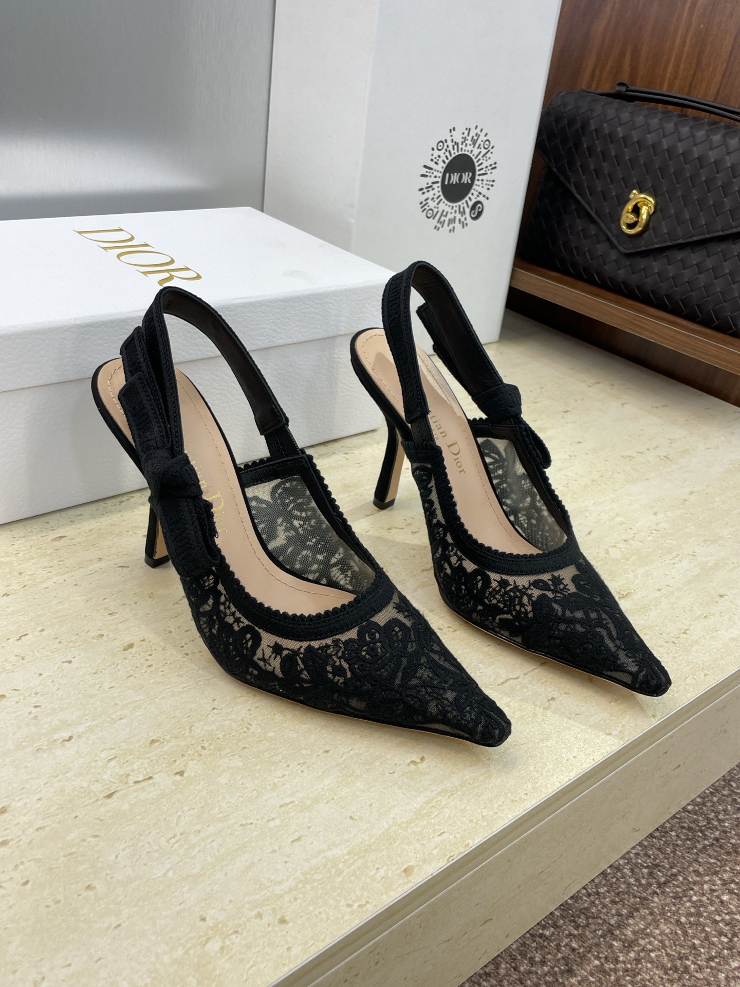 NO:534524,J'ADIOR webbing back empty sandals Dior 2025 spring and summer latest color Quake Oblique jacquard embroidery letter logo high heel bow color combination women's shoes top high-end version of the market Material high-temperature water-soluble electric embroidery technology fabric + sheepskin lining + Italian leather outsole Standard size 33-44 (flat sole 34-44) (middle heel 6.5CM/high heel 9.5CM; 33-44) (33.34.40.41.42.43.44 customized, no return or exchange), high heels sandals, dior, dior, sandals, high heels, sheepskin, Leather soles19860909J‘ADIOR织带后空凉鞋 迪奥 Dior 2025 春夏最新色Quake Oblique 提花刺绣字母logo高跟蝴蝶结拼色女鞋 市场顶级高端版本 材质高温水溶电绣科技面料+羊皮内里+意大利真皮大底 码数标准码33-44(平底34-44)(中跟6.5CM/高跟9.5CM；33-44)(33.34.40.41.42.43.44订做,不退不换）,高跟鞋凉鞋,dior,dior,sandals,high heels,sheepskin,Leather soles,Women's Shoes