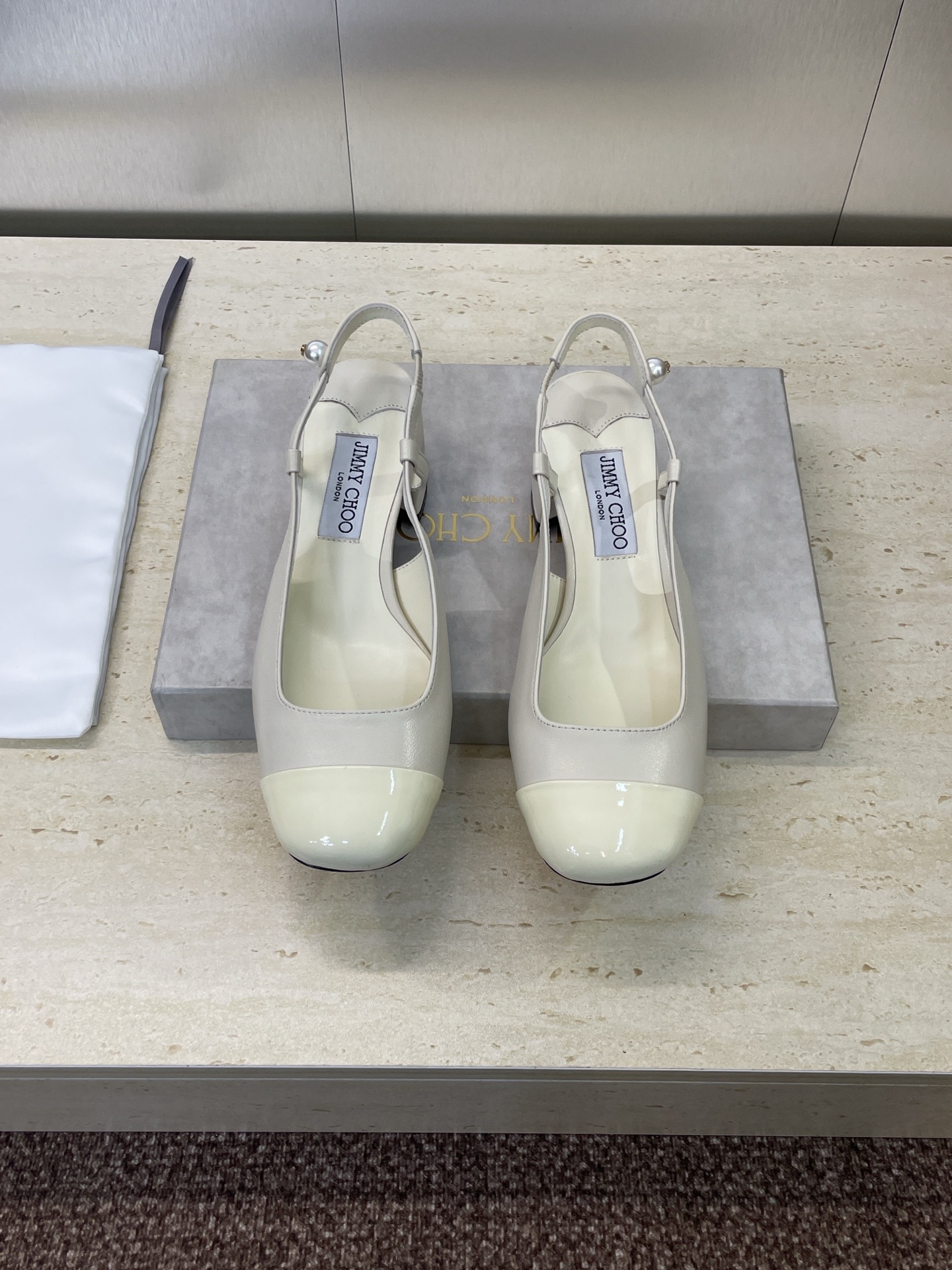 NO:534519,Zhou Yangjie Jimmy Choo Jimmy Choo 2025 spring and summer new Mary Jane back square toe thick heel shoes JC letter logo hardware buckle low heel color-blocking sandals Material: imported calfskin/beef patent leather/Gret + water dyed sheepskin lining + Italian imported genuine leather outsole Heel height 4.5CM Size 35-41 (40.41 custom made without return), high heels sandals, jimmy choo, jimmy choo, sandals, mary jane, high heels, cowhide, sheepskin, Leather soles19860909周仰杰 Jimmy Choo 吉米周2025春夏新款玛丽珍后空方头粗跟女鞋 JC字母logo五金扣低跟拼色凉鞋 材质:鞋面进口小牛皮/牛漆皮/格丽特+水染羊皮内里+意大利进口真皮大底 跟高4.5CM 码数35-41（40.41定制不退换）,高跟鞋凉鞋,jimmy choo,jimmy choo,sandals,mary jane,high heels,cowhide,sheepskin,Leather soles,Women's Shoes