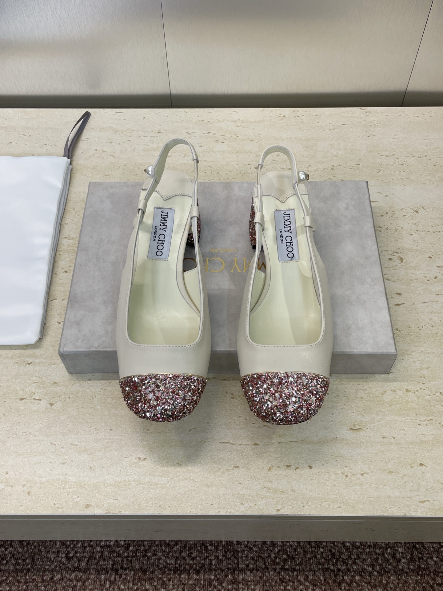 NO:535619,Zhou Yangjie Jimmy Choo Jimmy Choo 2025 spring and summer new Mary Jane back square to thick heel shoes JC letter logo hardware buckle low heel color-blocking sandals Material: imported calfskin/beef patent leather/Gret + water dyed sheepskin lining + Italian imported genuine leather outsole Heel height 4.5CM Size 35-41 (40.41 custom made without return), sandals, jimmy choo, jimmy choo, sandals, mary jane, cowhide, sheepskin, Leather soles19860909周仰杰 Jimmy Choo 吉米周2025春夏新款玛丽珍后空方头粗跟女鞋 JC字母logo五金扣低跟拼色凉鞋 材质:鞋面进口小牛皮/牛漆皮/格丽特+水染羊皮内里+意大利进口真皮大底 跟高4.5CM 码数35-41（40.41定制不退换）,凉鞋,jimmy choo,jimmy choo,sandals,mary jane,cowhide,sheepskin,Leather soles,Women's Shoes