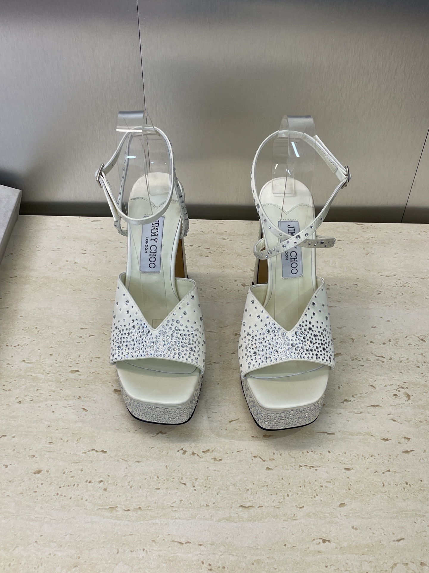 NO:535615,Zhou Yangjie Jimmy Choo Jimmy Choo Spring and Summer 2025 new waterproof platform Hentian Gaojiao tie-up aura high heels women's shoes JC letter logo thick heel round toe exposed-toe rhinestone sandals Material: imported silk upper inlaid with Australian rhinestones + water dyed sheepskin inner lining + Italian leather outsole Water platform height 3cm, heel height 13cm size35-42 (40.41.42 custom made without return), high heels sandals, jimmy choo, jimmy choo, sandals, high heels, sheepskin, real silk, Leather soles19860909周仰杰 Jimmy Choo 吉米周2025春夏新款防水台恨天高脚环绑带气场高跟女鞋 JC字母logo粗跟圆头露趾水钻凉鞋 材质:鞋面进口真丝镶烫澳洲水钻+水染羊皮内里+意大利真皮大底 水台高3cm,跟高13cm size35-42(40.41 .42订做不退换）,高跟鞋凉鞋,jimmy choo,jimmy choo,sandals,high heels,sheepskin,real silk,Leather soles,Women's Shoes