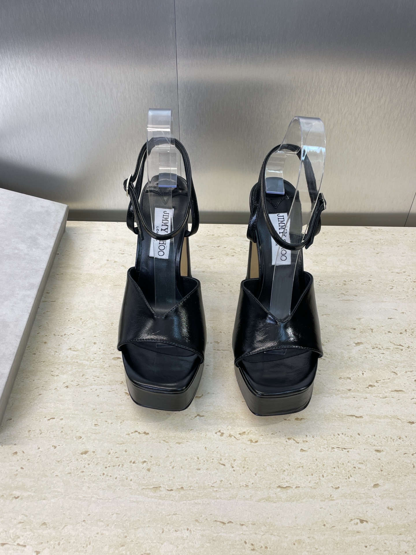 NO:535613,Zhou Yangjie Jimmy Choo Jimmy Choo Spring and Summer 2025 new waterproof platform Hentian Gaojiao tie-up aura high heels women's shoes JC letter logo thick heel round toe sandals Material: imported metal cowhide + water dyed sheepskin inner lining + Italian genuine leather sole Water platform height 3cm, heel height 13cm size35-42 (40.41.42 custom made no return), high heels sandals, jimmy choo, jimmy choo, sandals, high heels, cowhide, sheepskin, Leather soles19860909周仰杰 Jimmy Choo 吉米周2025春夏新款防水台恨天高脚环绑带气场高跟女鞋 JC字母logo粗跟圆头露趾凉鞋 材质:鞋面进口金属牛皮+水染羊皮内里+意大利真皮大底 水台高3cm,跟高13cm size35-42(40.41 .42订做不退换）,高跟鞋凉鞋,jimmy choo,jimmy choo,sandals,high heels,cowhide,sheepskin,Leather soles,Women's Shoes