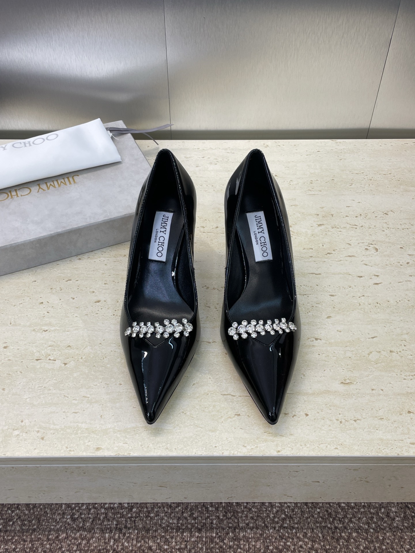 NO:535617,Zhou Yangjie Jimmy Choo Jimmy Choo Spring and Summer 2025 new high-heeled pointed rhinestone women's wedding shoes JC letter logo hardware button color-blocking single shoes Material: imported beef patent leather upper + water dyed sheepskin inner lining + Italian imported genuine leather outsole Heel height 8.5CM Size 35-42 (40.41.42 custom-made without return or exchange), high heels sandals, jimmy choo, jimmy choo, sandals, high heels, sheepskin, Leather soles19860909周仰杰 Jimmy Choo 吉米周2025春夏新款高跟尖头水钻女婚鞋 JC字母logo五金扣拼色单鞋 材质:鞋面进口牛漆皮+水染羊皮内里+意大利进口真皮大底 跟高8.5CM 码数35-42（40.41.42定制不退换）,高跟鞋凉鞋,jimmy choo,jimmy choo,sandals,high heels,sheepskin,Leather soles,Women's Shoes