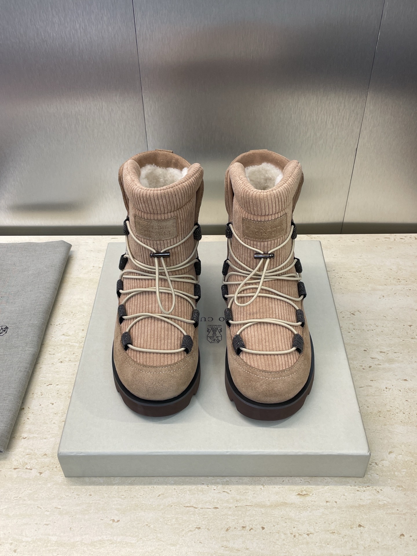 NO:534508,Brunello Cucineli 2025 autumn and winter new lamb fur snow women's short boots BC thick sole round toe tied motorcycle rider military boots material upper imported beef suede + lamb fur inner lining + original molded sole Size35-39 (40 41 42 custom made without return), snow boots, brunello cucinelli, boots, chamois leather19860909Brunello Cucineli 布鲁内诺库奇内利2025秋冬新款羊羔毛雪地女短靴 BC 厚底圆头系带机车骑士军靴 材质鞋面进口牛猄麂皮+羊羔毛内里+原版开模大底 Size35-39 (40 41 42定做不退换）,雪地靴,brunello cucinelli,boots,chamois leather,Women's Shoes