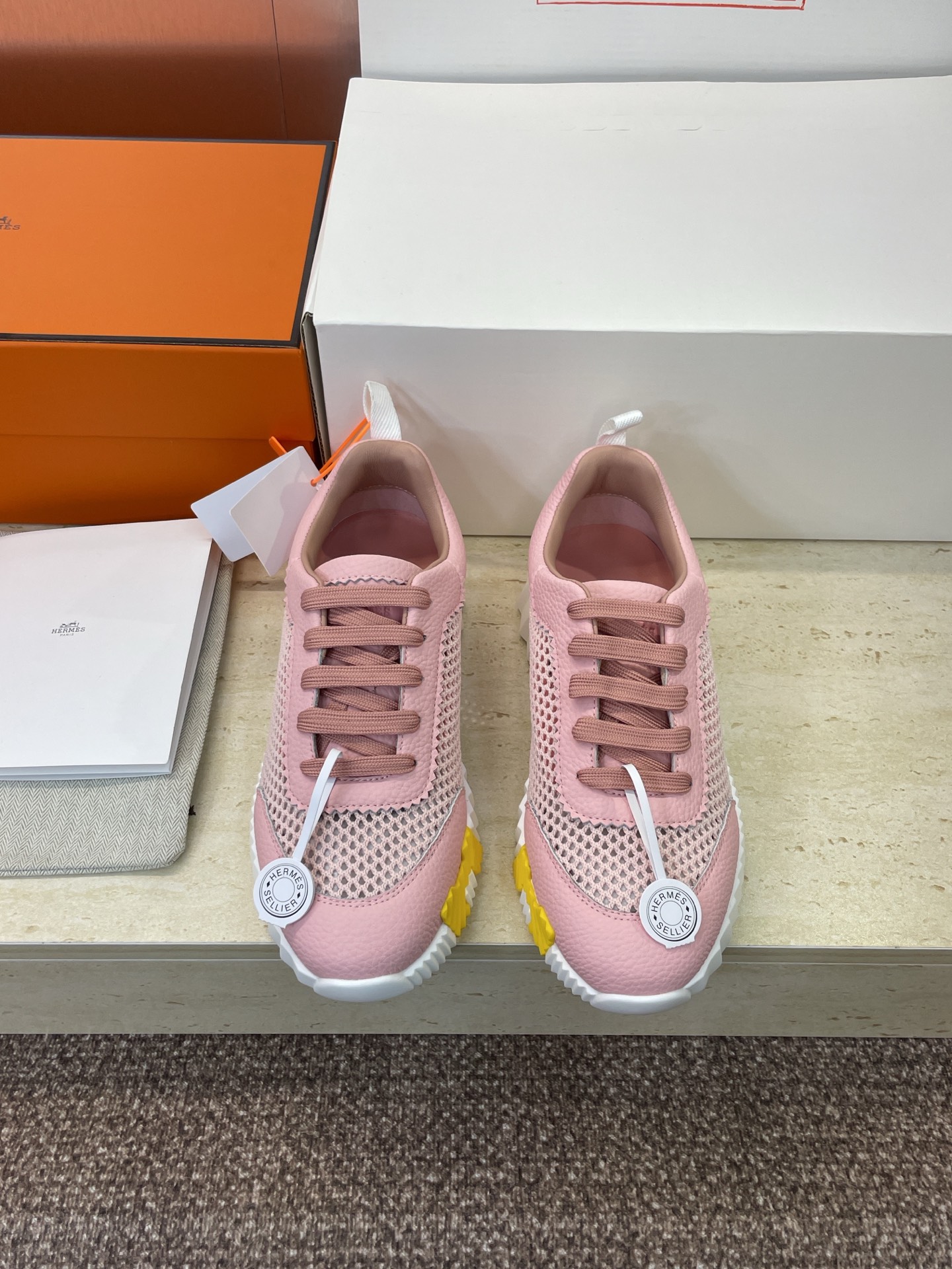 NO:536875,(with a full set of airplane boxes) Dongguan goods Top version Hermes 2025 autumn and winter classic couple style Bouncing casual lace-up versatile sports shoes H home thick sole fashion style color-blocking running shoes Material upper imported environmentally friendly breathable mesh splicing imported sheep slim leather/calf leather + water dyed sheepskin inner lining + original mold open-molded sole 2.5CM Size: Women's size 35-42 (40.41.42 custom-made without return and exchange) Men's size 39-46 (39.46 custom-made without return and exchange), casual shoes/sports, hermes, hermes, sneakers, cowhide, sheepskin, sheep19860909(配全套飞机盒) 莞货 顶级版 爱马仕 Hermes 2025秋冬经典情侣款 Bouncing 休闲系带百搭运动鞋 H家厚底时尚风格拼色跑鞋 材质鞋面进口环保透气网眼布拼接进口羊猄皮/小牛皮+水染羊皮内里+原版开模大底 底厚2.5CM Size: 女码35-42(40.41.42定制不退换） 男码39-46(39.46定制不退换）,休闲鞋/运动鞋,hermes,hermes,sneakers,cowhide,sheepskin,sheep,Women's Shoes