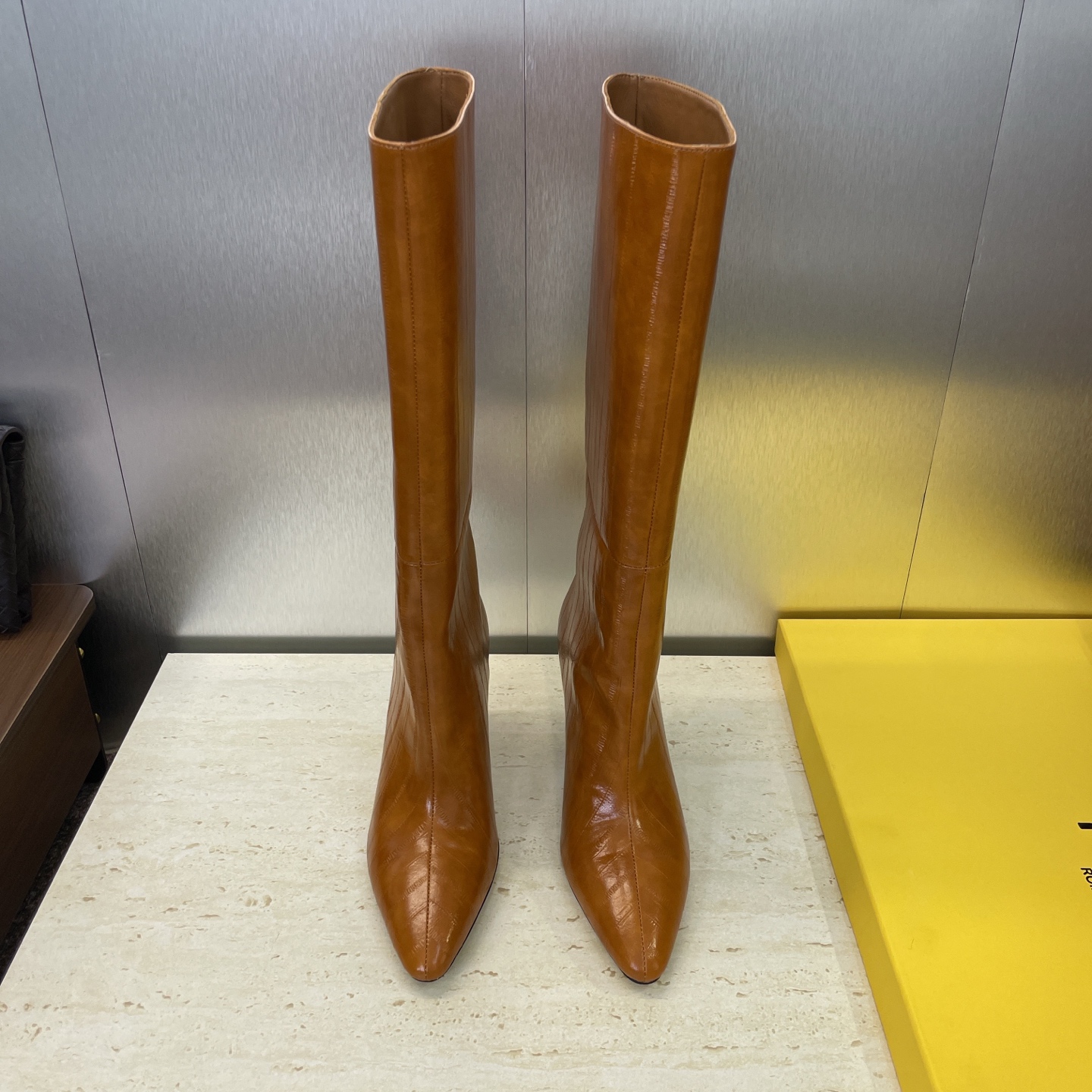 NO:536867,Fendi. 2025 autumn and winter new series high tube women's boots, star-like letter logo and knee motorcycle boots, high heeled pointed toe rider candy color, one-legged martin boots, material upper imported wrinkled painted calfskin + water dyed sheepskin inner lining + Italian leather sole Heel height 7.5CM Size34-41 (34.40.41 custom-made non-return and exchange), boots, fendi, fendi, boots, cowhide, sheepskin, Leather soles19860909芬迪 Fendi. 2025秋冬新款系列高筒女长靴 明星同款字母logo及膝机车靴 高跟尖头骑士糖果色一脚蹬马丁靴 材质鞋面进口皱漆小牛皮+水染羊皮内里+意大利真皮大底 跟高7.5CM Size34-41（34.40.41定制不退换）,靴子,fendi,fendi,boots,cowhide,sheepskin,Leather soles,Women's Shoes