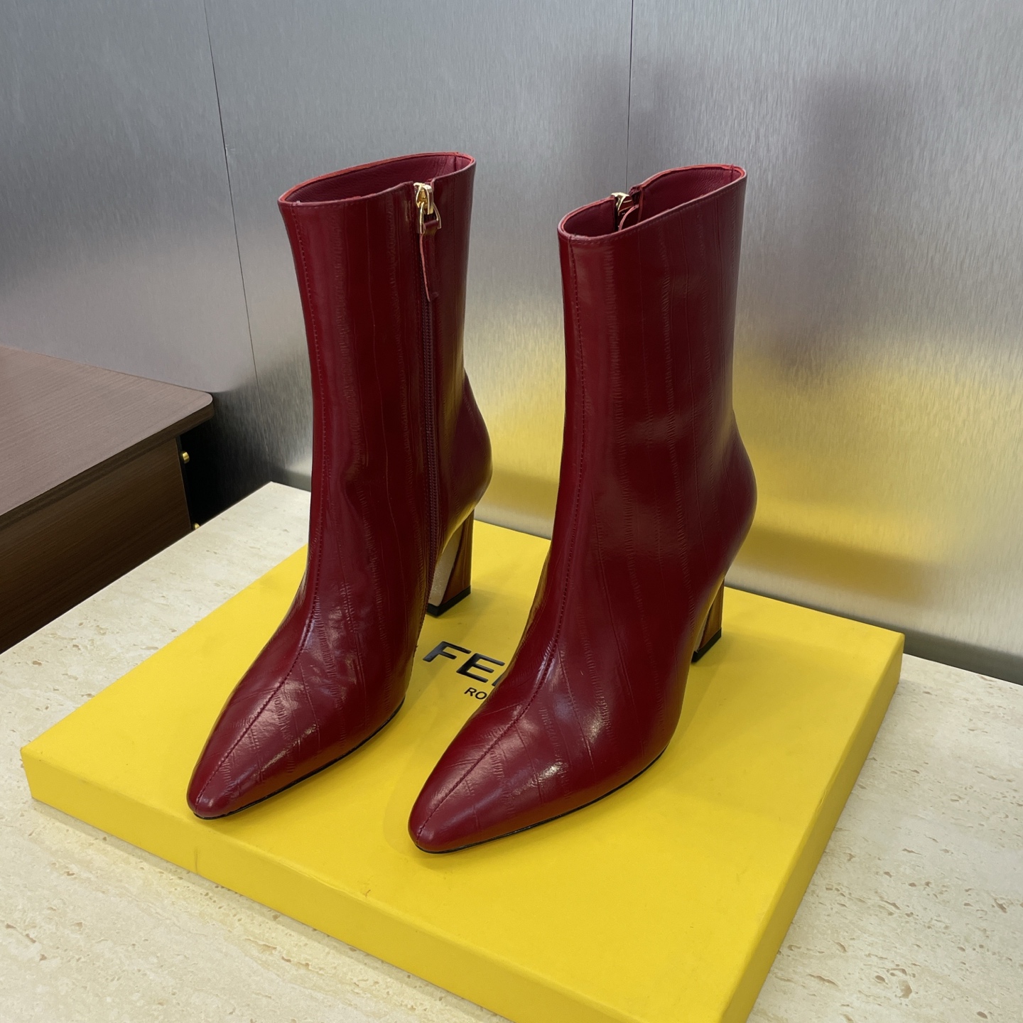 NO:536892,Fendi. 2025 autumn and winter new series of side zipper women's boots, star-like letter logo motorcycle and nude boots, high-heeled pointed-toe rider candy color Martin boots, material upper imported wrinkled painted calfskin + water dyed sheepskin lining + Italian leather outsole Heel height 7.5CM Size34-41 (34.40.41 custom-made non-return and exchange), boots, fendi, fendi, boots, cowhide, sheepskin, Leather soles19860909芬迪 Fendi. 2025秋冬新款系列侧拉链女靴 明星同款字母logo机车及裸靴 高跟尖头骑士糖果色马丁短靴 材质鞋面进口皱漆小牛皮+水染羊皮内里+意大利真皮大底 跟高7.5CM Size34-41（34.40.41定制不退换）,靴子,fendi,fendi,boots,cowhide,sheepskin,Leather soles,Women's Shoes