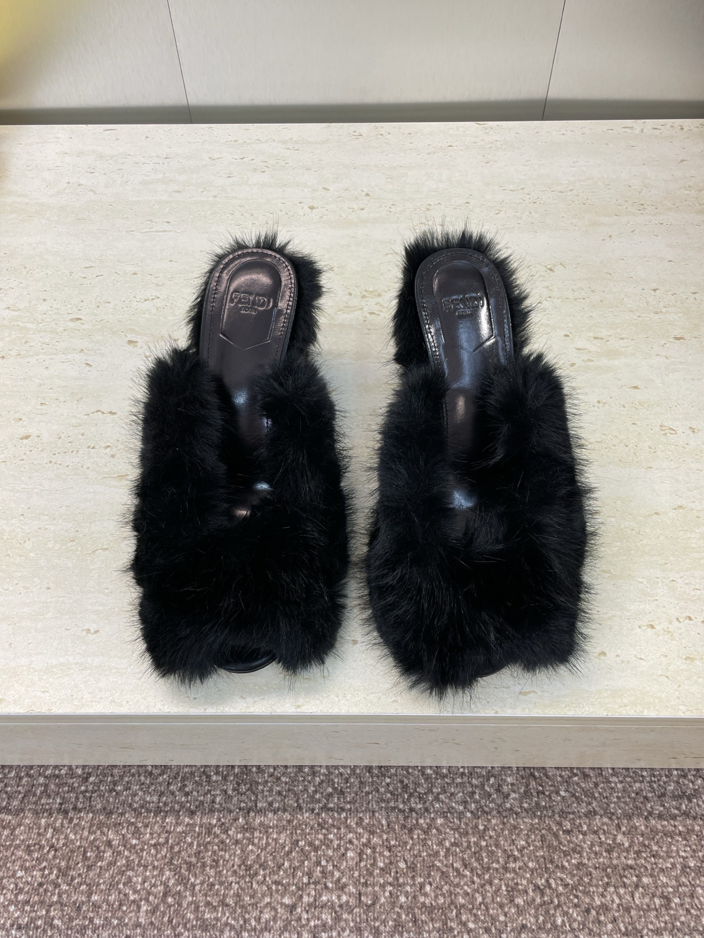 NO:536889,Fendi 2025 autumn and winter new fashion and versatile lamb fur high heel women's slippers Fendi letter logo wedge round-toe fish mouth open-toe home shoes Material: imported lamb fur + water dyed sheepskin lining + Italian leather outsole Size: 34-41 (34.40.41 custom-made without return or exchange), semi-dragged fur shoes, fendi, fendi, slippers, sheepskin, Leather soles19860909芬迪 2025秋冬新款时尚百搭羊羔毛高跟女拖鞋 Fendi 字母logo坡跟圆头鱼嘴露趾居家鞋 材质:鞋面进口羊羔毛+水染羊皮内里+意大利真皮大底 Size:34-41（34.40.41定制不退换),半拖毛毛鞋,fendi,fendi,slippers,sheepskin,Leather soles,Women's Shoes