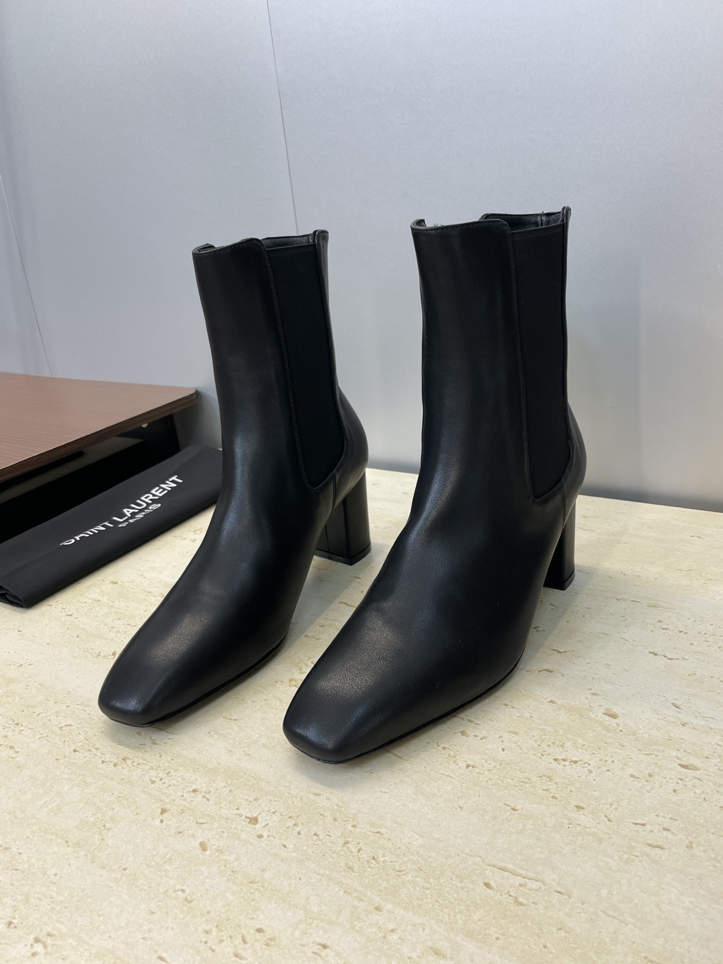 NO:536877,Saint Laurent 2025 autumn and winter new Chelsea thick heel elastic women's boots YSL letter logo square toe high heel one-legged motorcycle rider short boots Material: upper imported cowhide + imported mixed sheepskin lining + Italian genuine leather sole Heel height 7CM size35-41 (40.41 custom-made without return), boots, saint laurent, saint laurent, saint laurent, saint laurent, boots, cowhide, sheepskin, Leather soles19860909Saint Laurent 圣罗兰 2025秋冬新款切尔西粗跟弹力女靴 YSL字母logo方头高跟一脚蹬机车骑士短靴 材质:鞋面进口牛皮+进口混种羊皮内里+意大利真皮大底 跟高7CM size35-41（40.41定制不退换）,靴子,saint laurent,saint laurent,saint laurent,boots,cowhide,sheepskin,Leather soles,Women's Shoes