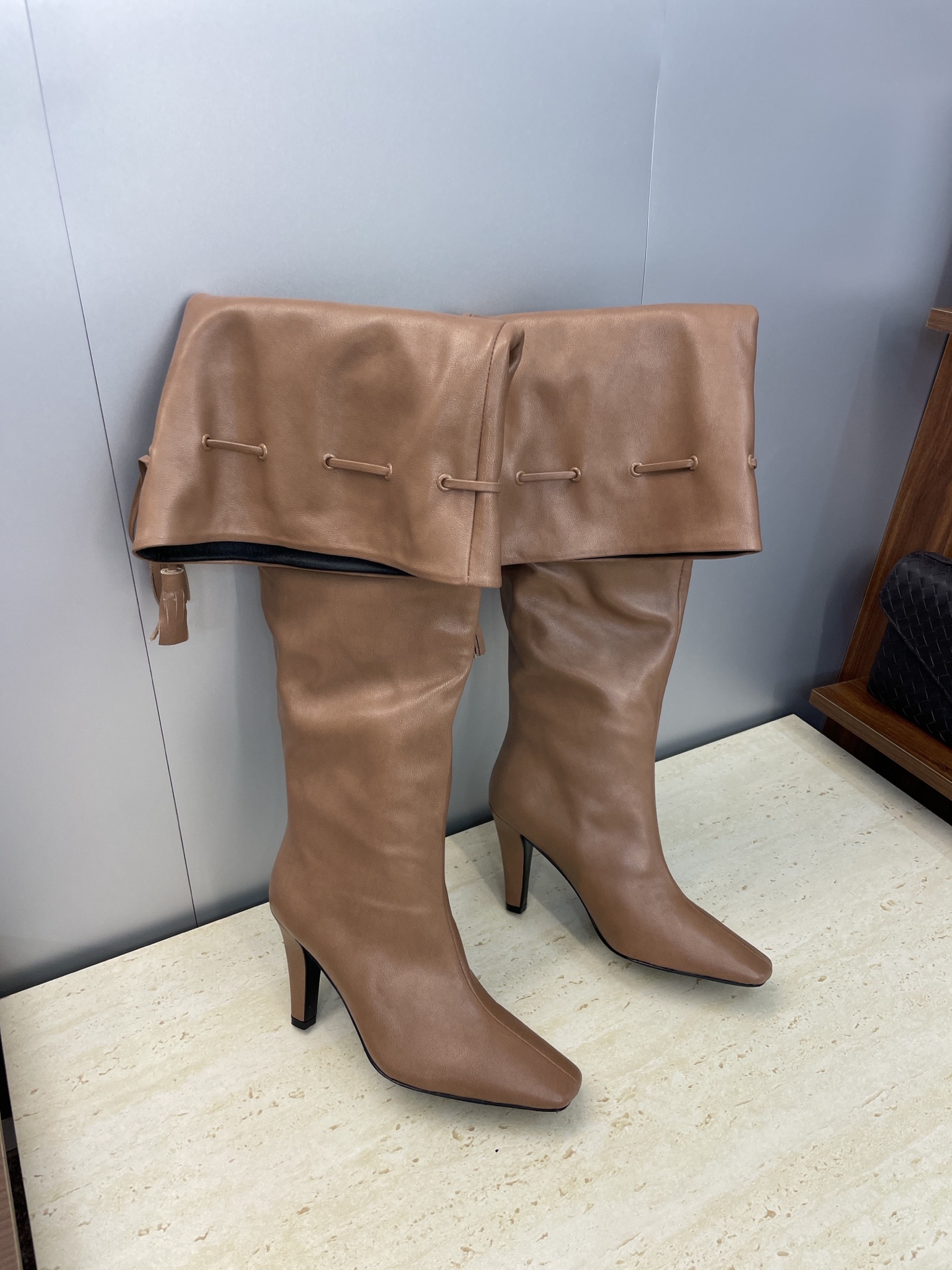 NO:536874,Saint Laurent 2025 autumn and winter new tassel over-knee Martin women's boots YSL letter logo square toe high heel one-legged motorcycle rider high tube boots Material: upper imported calfskin + imported mixed-bred sheepskin lining + Italian genuine leather outsole heel height 9CM size35-41 (40.41 custom-made non-return and exchange), boots, saint laurent, saint laurent, saint laurent, saint laurent, boots, cowhide, sheepskin, Leather soles19860909Saint Laurent 圣罗兰 2025秋冬新款流苏过膝马丁女靴 YSL字母logo方头高跟一脚蹬机车骑士高筒长靴 材质:鞋面进口小牛皮+进口混种羊皮内里+意大利真皮大底 跟高9CM size35-41（40.41定制不退换）,靴子,saint laurent,saint laurent,saint laurent,boots,cowhide,sheepskin,Leather soles,Women's Shoes