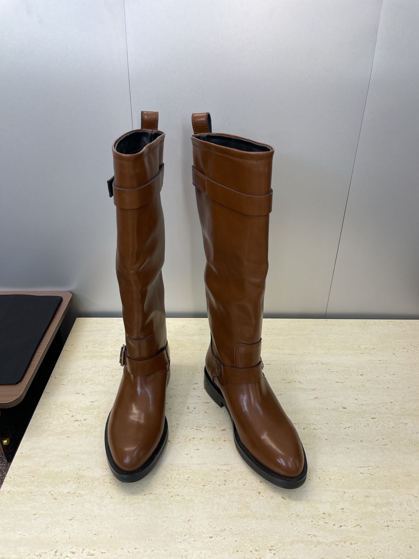 NO:536871,Saint Laurent 2025 autumn and winter new knee-length women's boots YSL letter logo hardware belt buckle thick sole low heel round head motorcycle rider high tube boots Material: upper imported calfskin + imported mixed-bred sheepskin lining + Italian genuine leather sole Heel height 3CM size35-41 (40.41 custom-made non-return and exchange), boots, saint laurent, saint laurent, saint laurent, saint laurent, boots, cowhide, sheepskin, Leather soles19860909Saint Laurent 圣罗兰 2025秋冬新款及膝女靴 YSL字母logo五金皮带扣厚底低跟圆头机车骑士高筒长靴 材质:鞋面进口小牛皮+进口混种羊皮内里+意大利真皮大底 跟高3CM size35-41（40.41定制不退换）,靴子,saint laurent,saint laurent,saint laurent,boots,cowhide,sheepskin,Leather soles,Women's Shoes