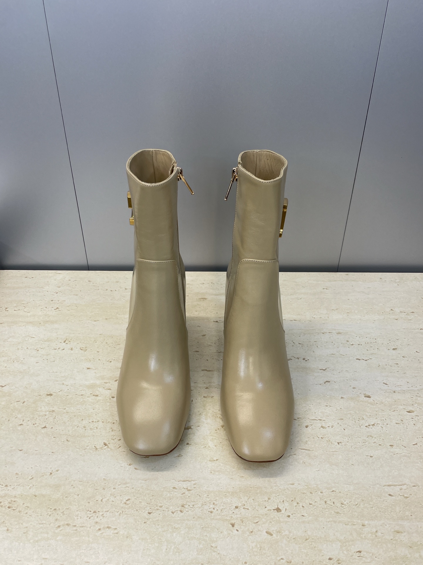 NO:558673,Dior DIOR 2025 autumn and winter new C’est high-definition series thick heel round-head knight short boots for women, the same style as the star CD letter logo hardware buckle side zipper motorcycle Martin and naked boots Material: imported open-edge beaded cowhide leather + water-dyed cowhide lining + Italian leather outsole Heel height: 8CM  size34-43 (34.40.41.42.43 customized, non-refundable and non-exchangeable), boots, dior, dior, boots, cowhide, Leather soles19860909迪奥 DIOR 2025秋冬新款C’est高定系列粗跟圆头骑士女短靴 明星同款CD字母logo五金扣侧拉链机车马丁及裸靴 材质:鞋面进口开边珠牛皮+水染牛皮内里+意大利真皮大底 跟高:8CM size34-43(34.40.41.42.43定做不退不换）,靴子,dior,dior,boots,cowhide,Leather soles,Women's Shoes