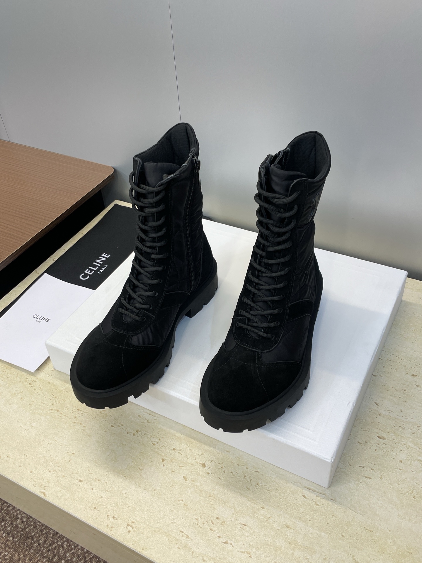 CELINE 秋冬新款系带机车女短靴 瑟琳字母logo厚底低跟圆头拼色骑士登山靴材质:鞋面定制进口牛猄皮