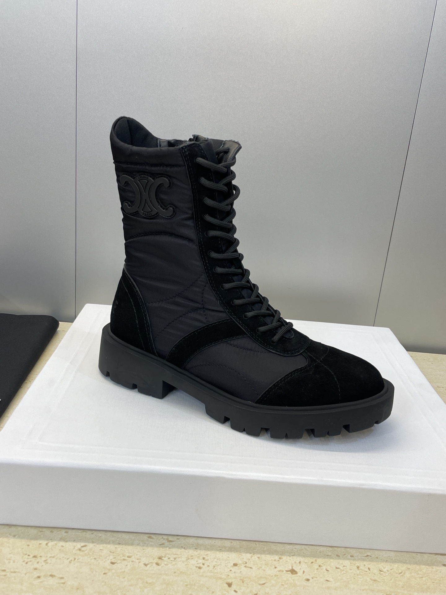 CELINE 秋冬新款系带机车女短靴 瑟琳字母logo厚底低跟圆头拼色骑士登山靴材质:鞋面定制进口牛猄皮