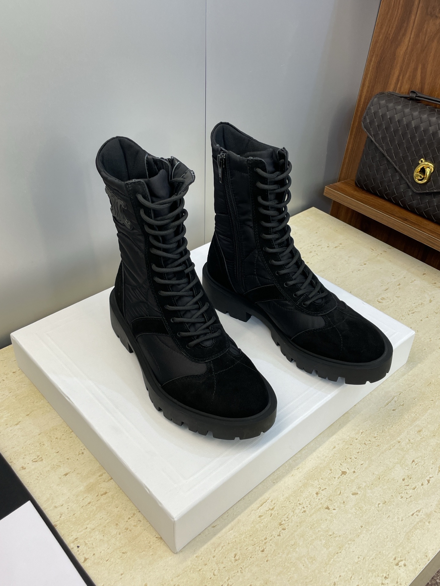 CELINE 秋冬新款系带机车女短靴 瑟琳字母logo厚底低跟圆头拼色骑士登山靴材质:鞋面定制进口牛猄皮