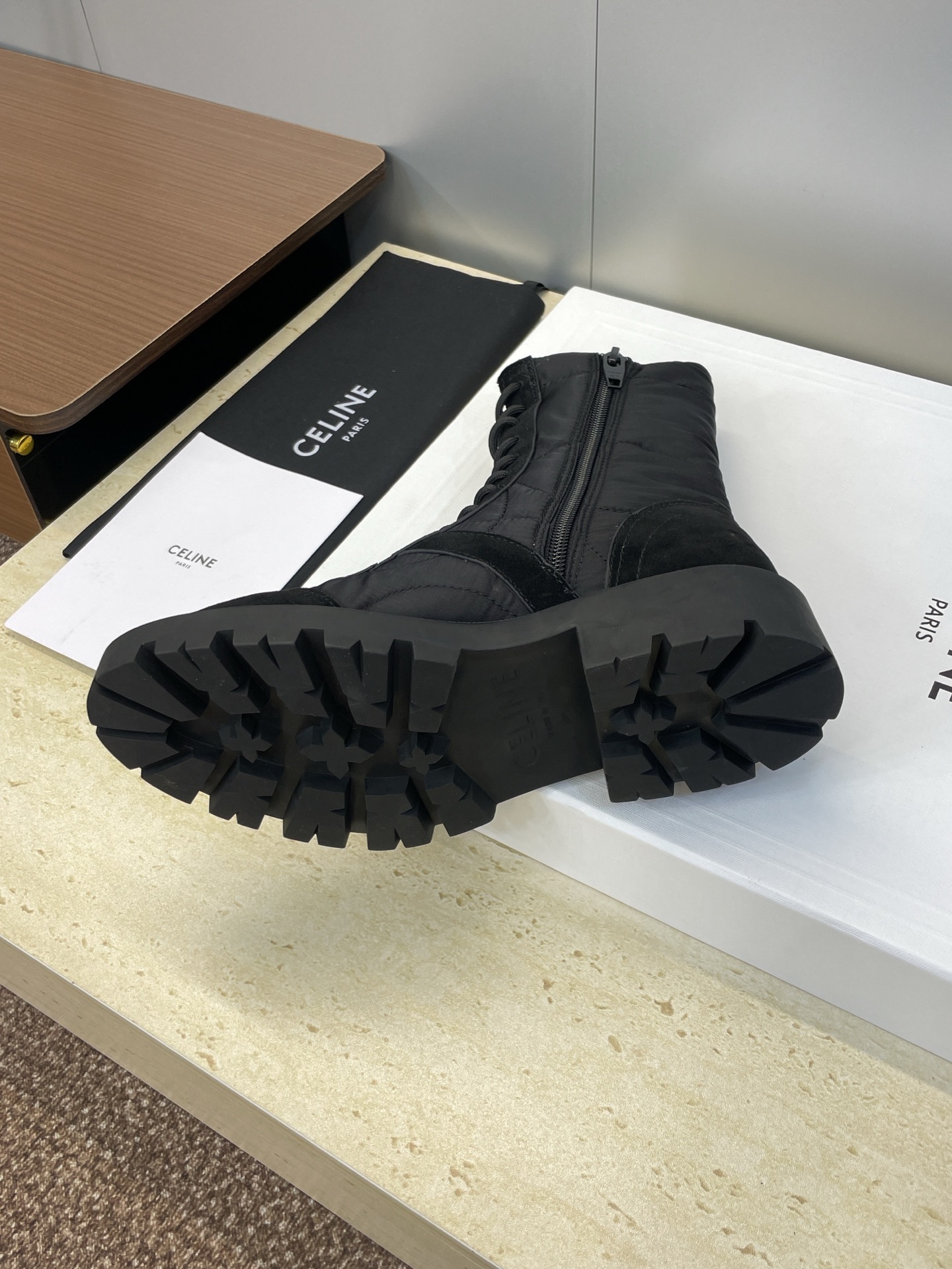 CELINE 秋冬新款系带机车女短靴 瑟琳字母logo厚底低跟圆头拼色骑士登山靴材质:鞋面定制进口牛猄皮
