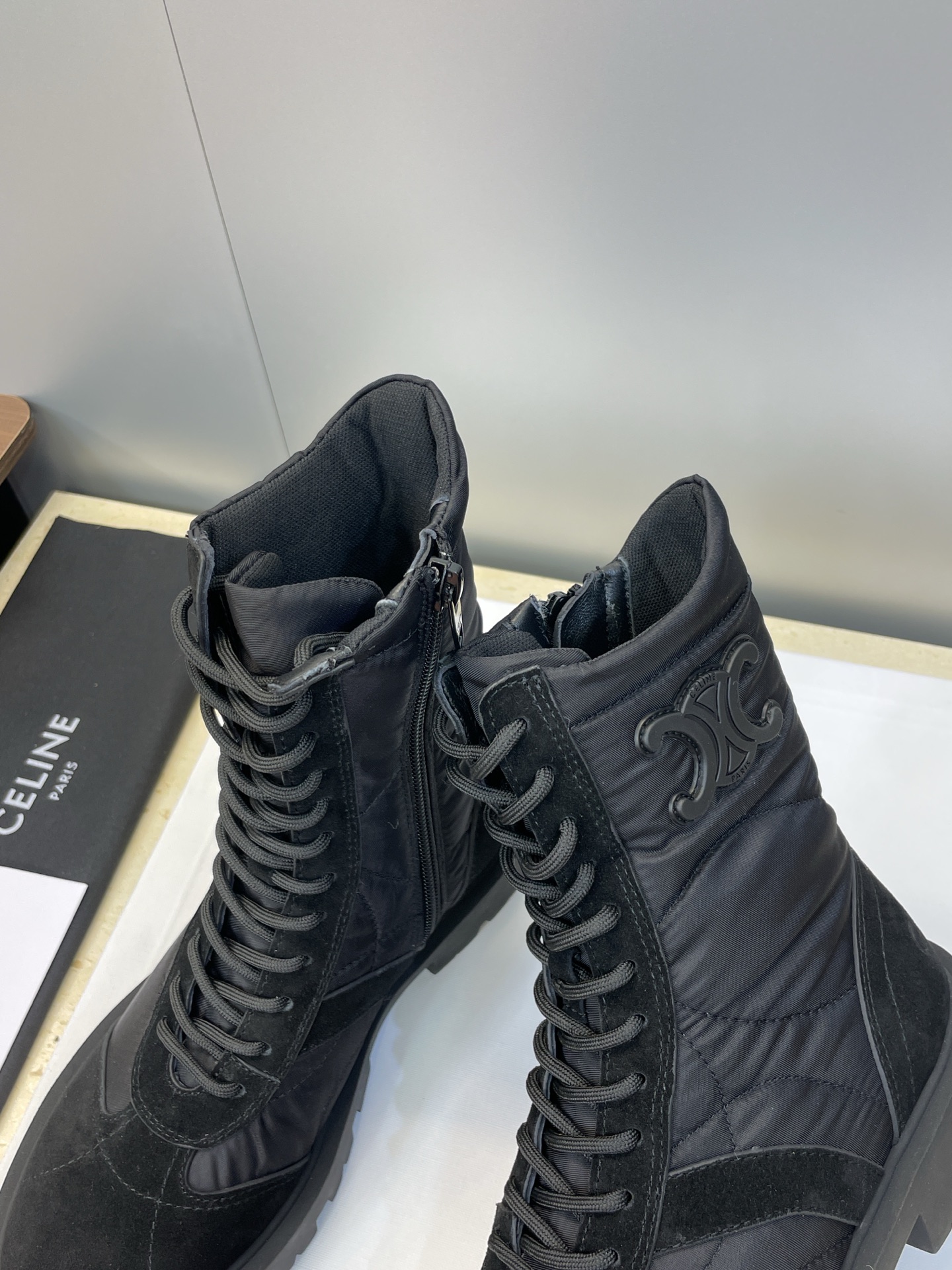 CELINE 秋冬新款系带机车女短靴 瑟琳字母logo厚底低跟圆头拼色骑士登山靴材质:鞋面定制进口牛猄皮