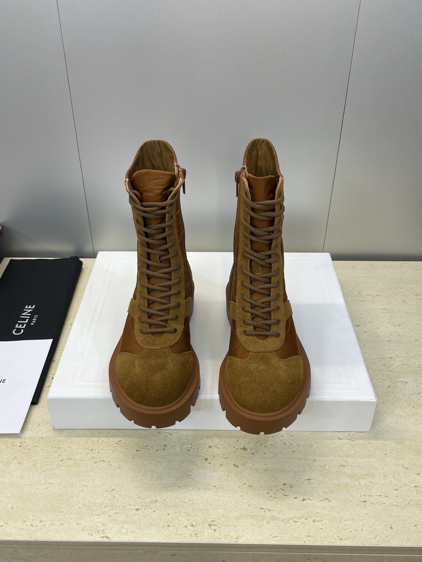 NO:547181,CELINE 2025 autumn and winter new lace-up motorcycle short boots for women, Celin letter logo thick sole low heel round toe color-blocking knight hiking boots Material: Customized upper imported beef leather/environmental breathable canvas + water dyed cowhide foot pads + original open mold wear-resistant velvet gear sole Heel height: 3CM size women's size 35-41 (40.41 custom non-return and exchange), boots, celine, boots, cowhide19860909CELINE 2025秋冬新款系带机车女短靴 瑟琳字母logo厚底低跟圆头拼色骑士登山靴 材质:鞋面定制进口牛猄皮/环保透气帆布+水染牛皮垫脚+原版开模耐磨绒齿轮大底 跟高:3CM size女码35-41（40.41定制不退换）,靴子,celine,boots,cowhide,Women's Shoes