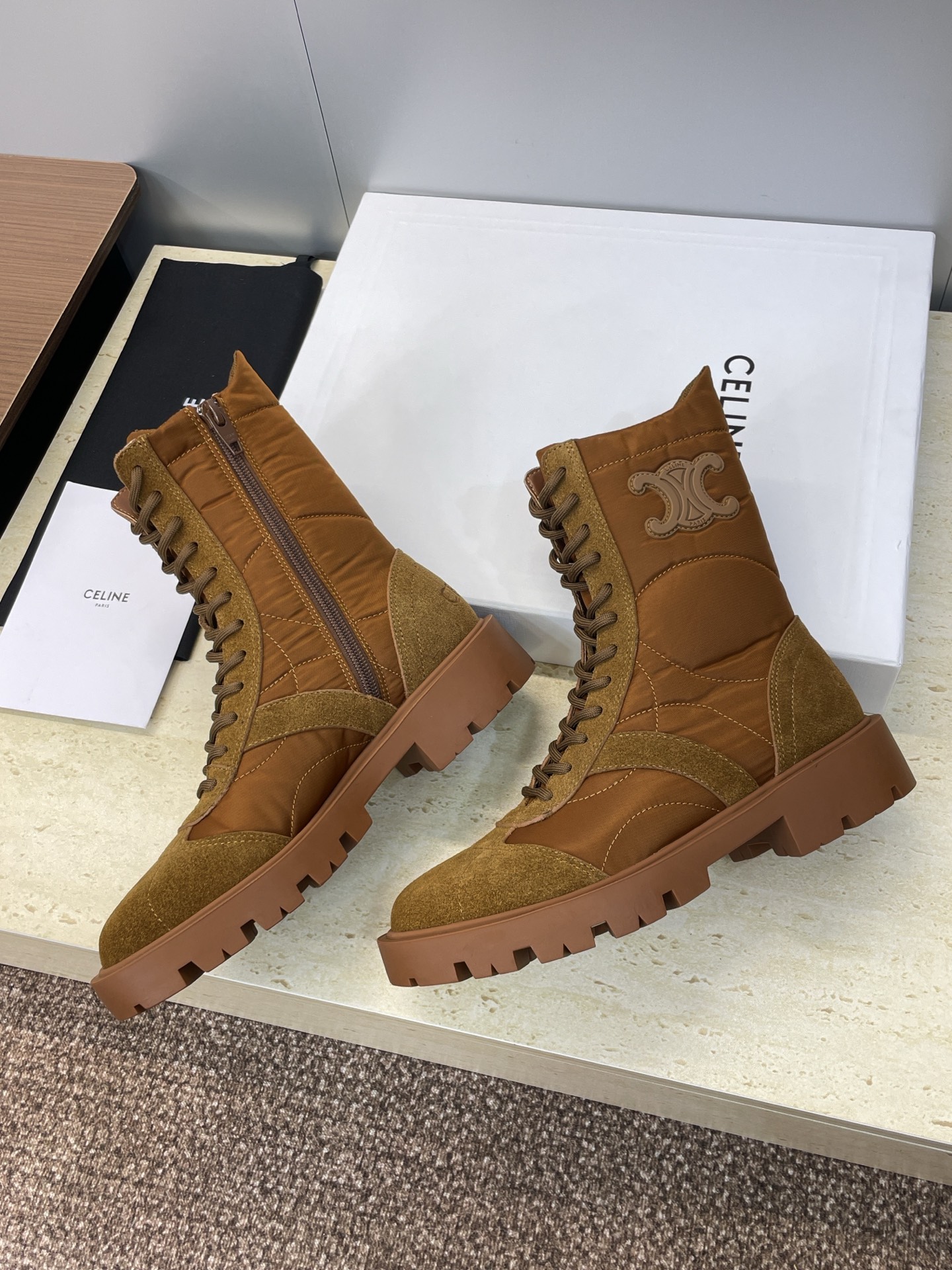CELINE 秋冬新款系带机车女短靴 瑟琳字母logo厚底低跟圆头拼色骑士登山靴材质:鞋面定制进口牛猄皮