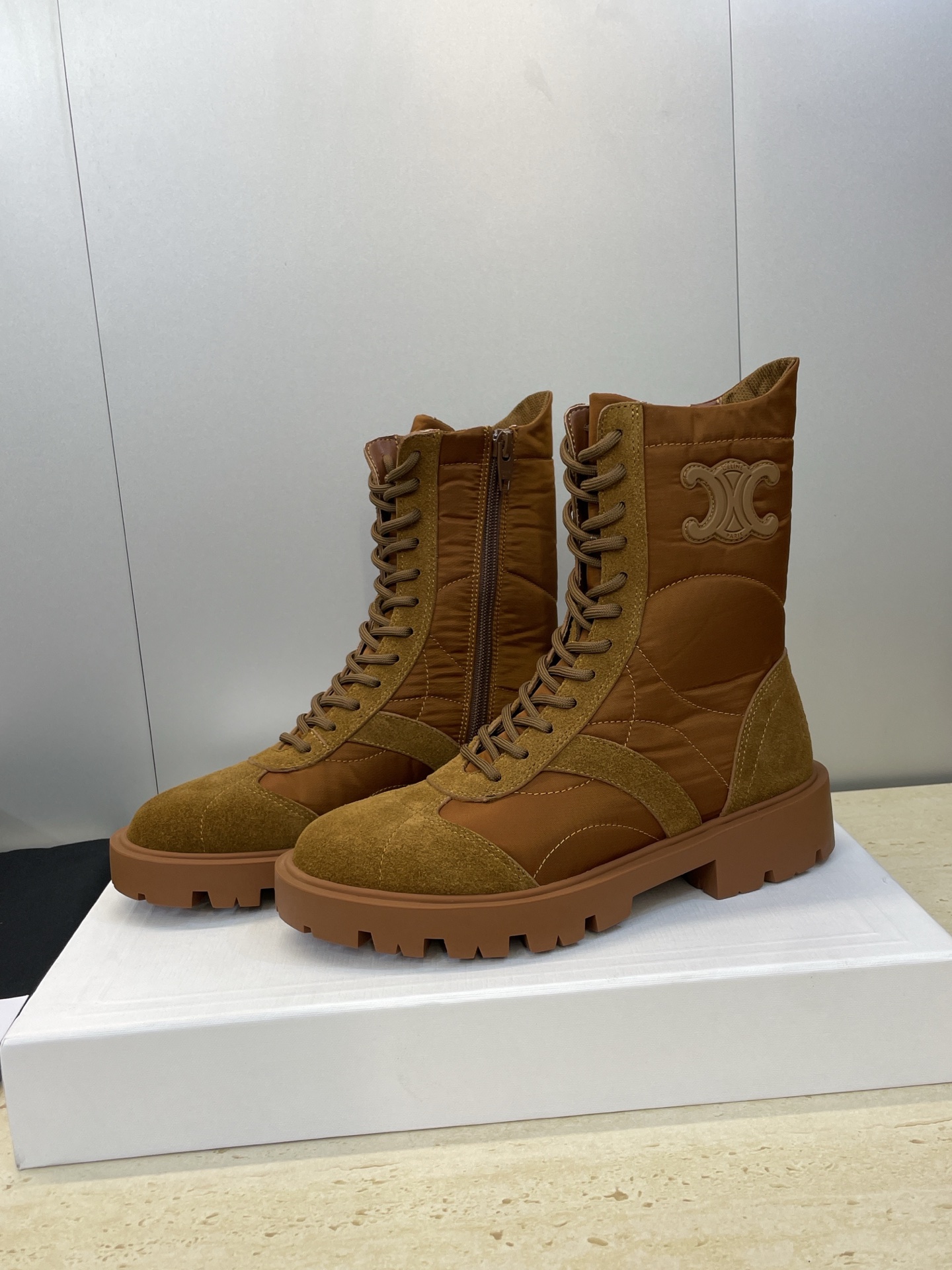 CELINE 秋冬新款系带机车女短靴 瑟琳字母logo厚底低跟圆头拼色骑士登山靴材质:鞋面定制进口牛猄皮