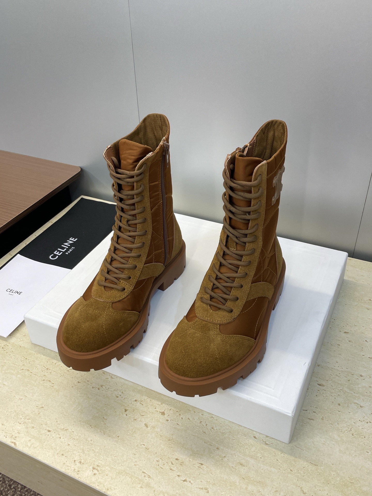 CELINE 秋冬新款系带机车女短靴 瑟琳字母logo厚底低跟圆头拼色骑士登山靴材质:鞋面定制进口牛猄皮