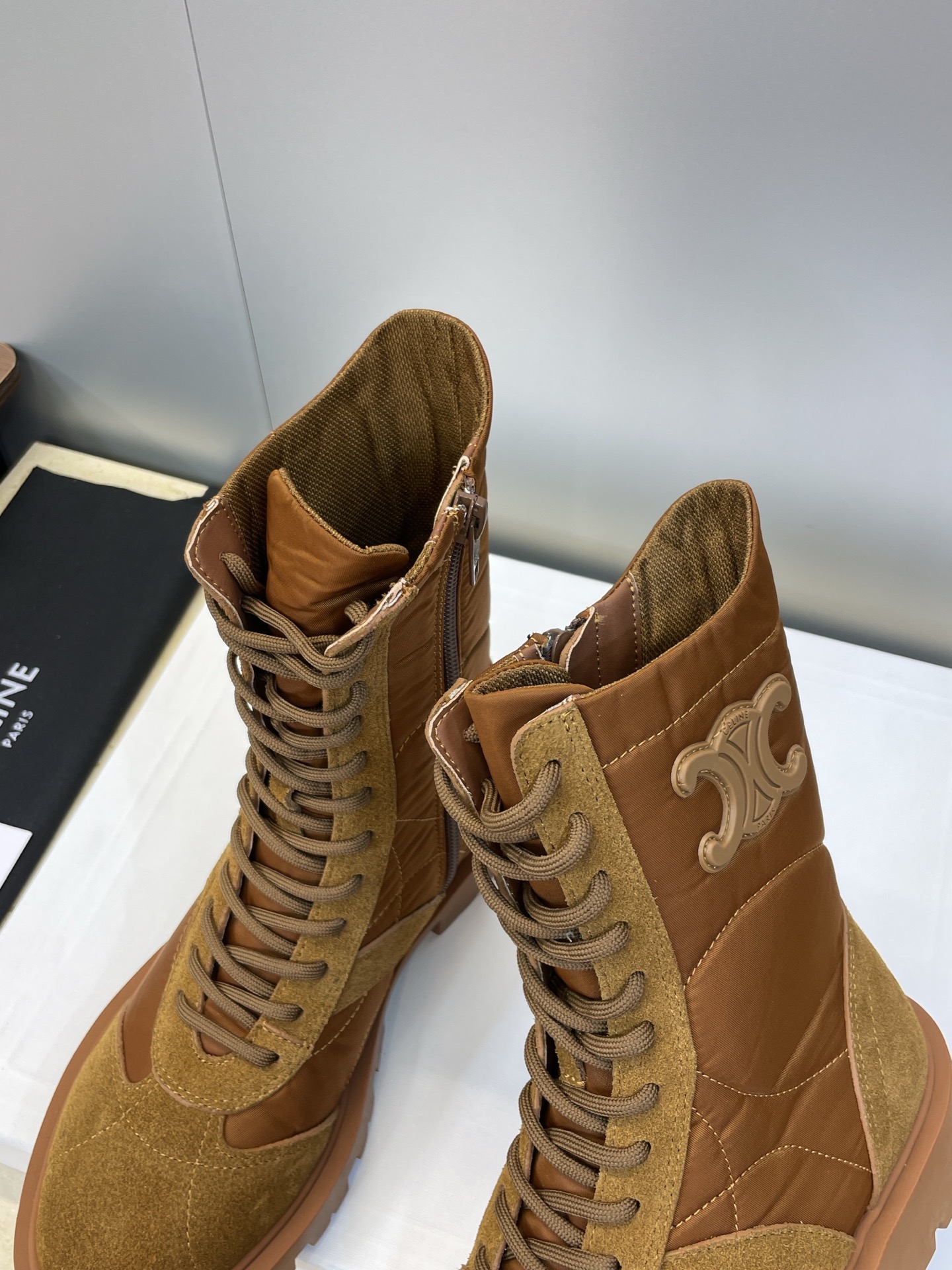 CELINE 秋冬新款系带机车女短靴 瑟琳字母logo厚底低跟圆头拼色骑士登山靴材质:鞋面定制进口牛猄皮