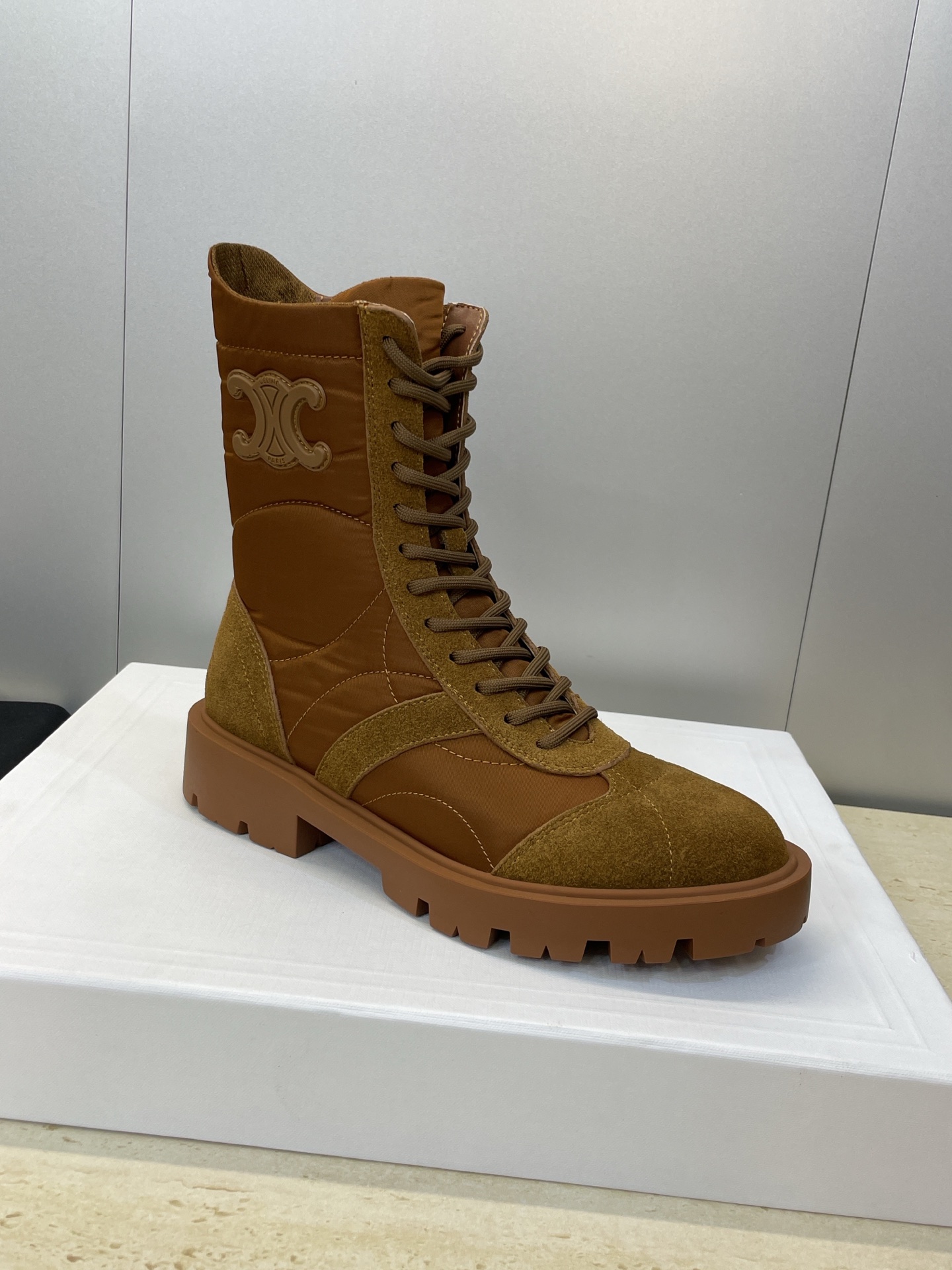 CELINE 秋冬新款系带机车女短靴 瑟琳字母logo厚底低跟圆头拼色骑士登山靴材质:鞋面定制进口牛猄皮