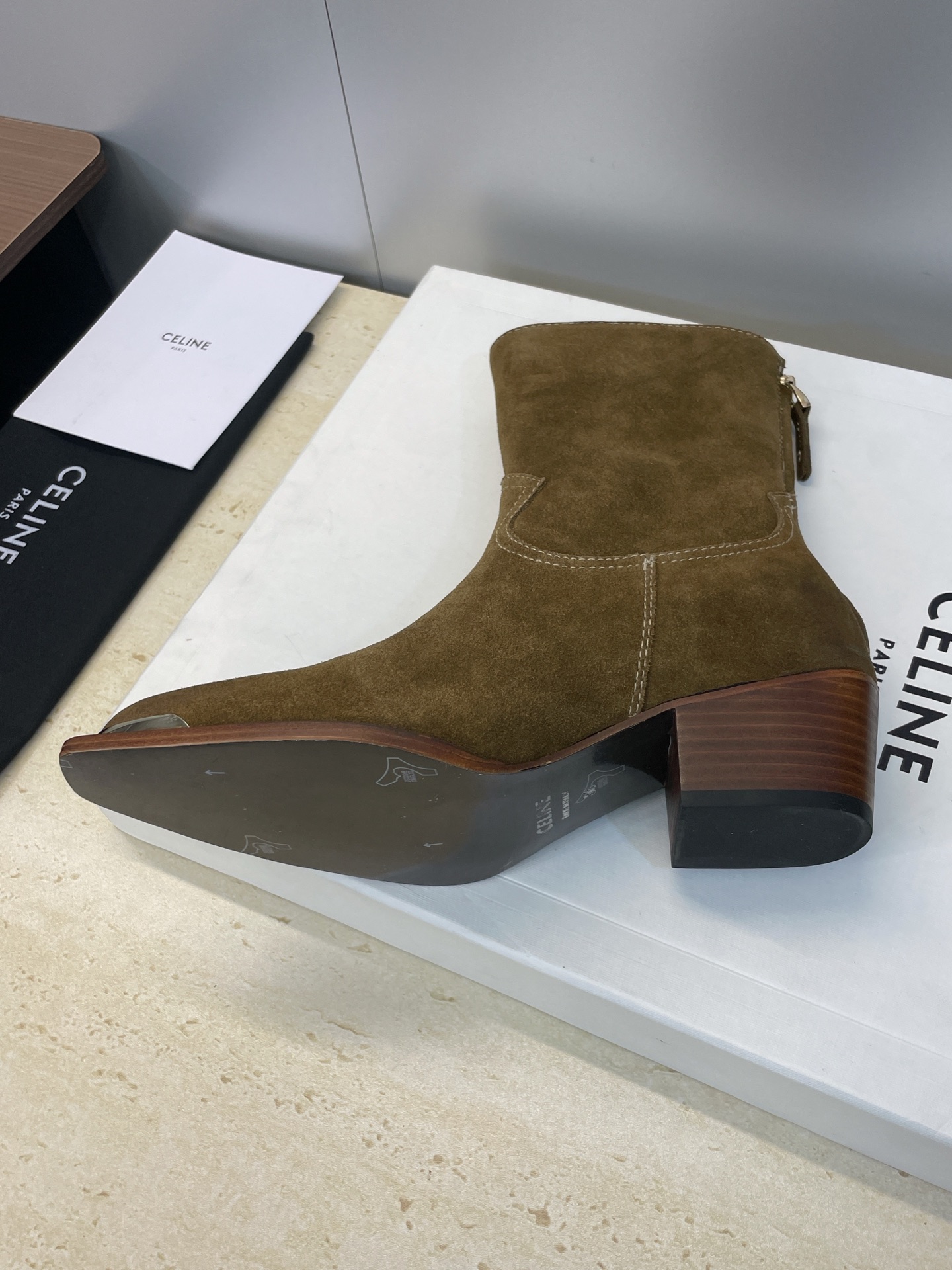 CELINE秋冬新款朋克风格铁头机车女短靴 瑟琳字母logo五金扣粗跟后拉链尖头骑士靴材质:鞋面定制进口