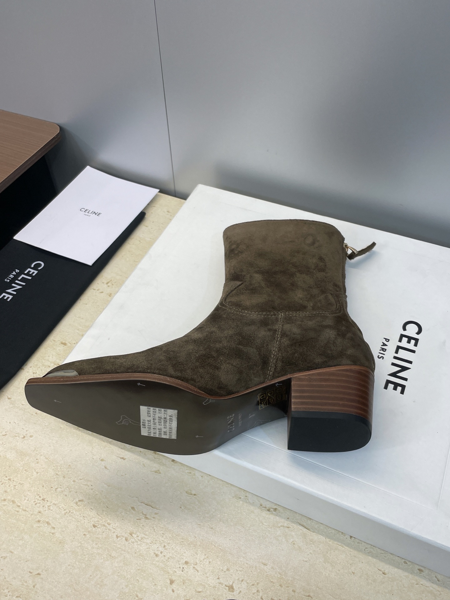 CELINE秋冬新款朋克风格铁头机车女短靴 瑟琳字母logo五金扣粗跟后拉链尖头骑士靴材质:鞋面定制进口