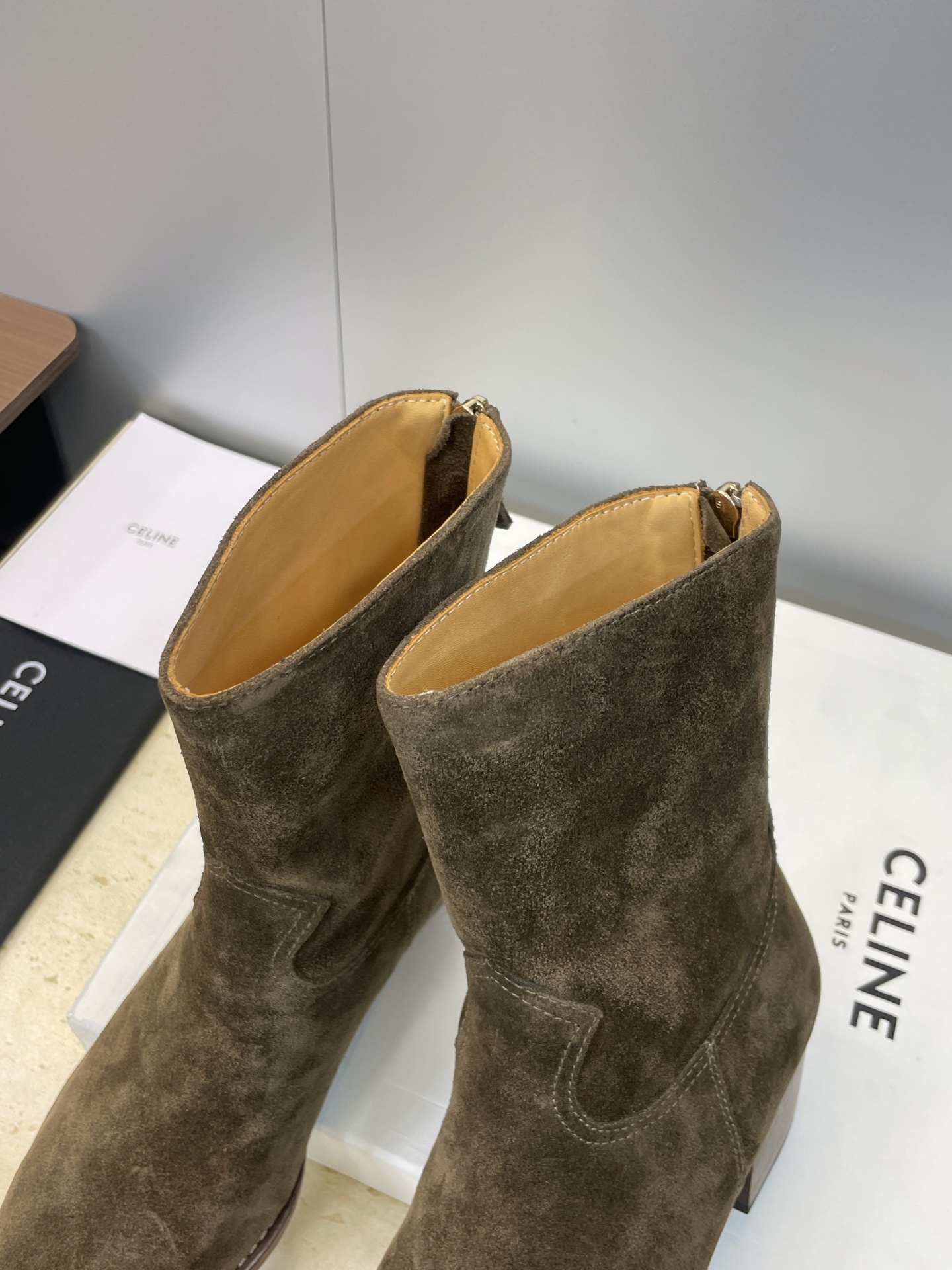 CELINE秋冬新款朋克风格铁头机车女短靴 瑟琳字母logo五金扣粗跟后拉链尖头骑士靴材质:鞋面定制进口