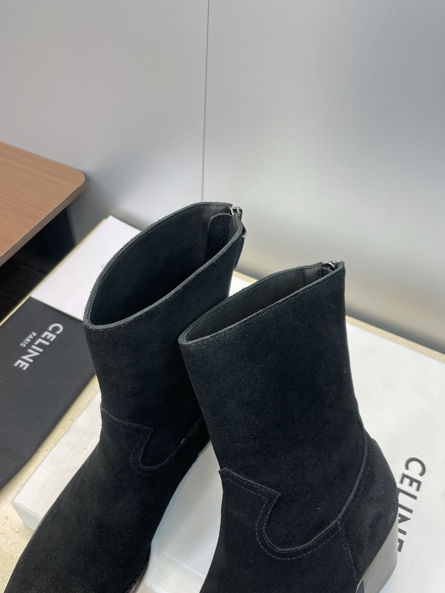 CELINE秋冬新款朋克风格铁头机车女短靴 瑟琳字母logo五金扣粗跟后拉链尖头骑士靴材质:鞋面定制进口
