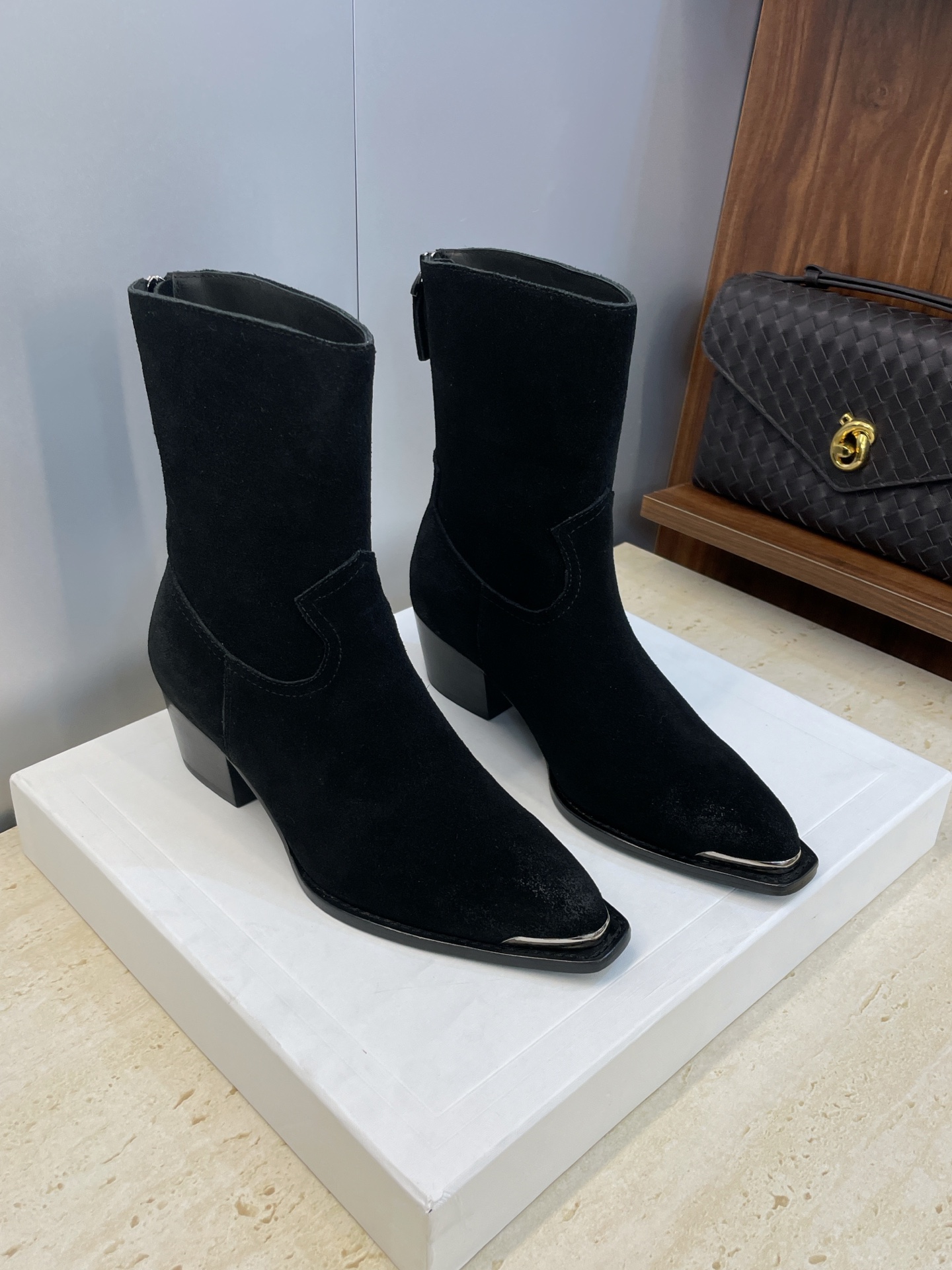 CELINE秋冬新款朋克风格铁头机车女短靴 瑟琳字母logo五金扣粗跟后拉链尖头骑士靴材质:鞋面定制进口