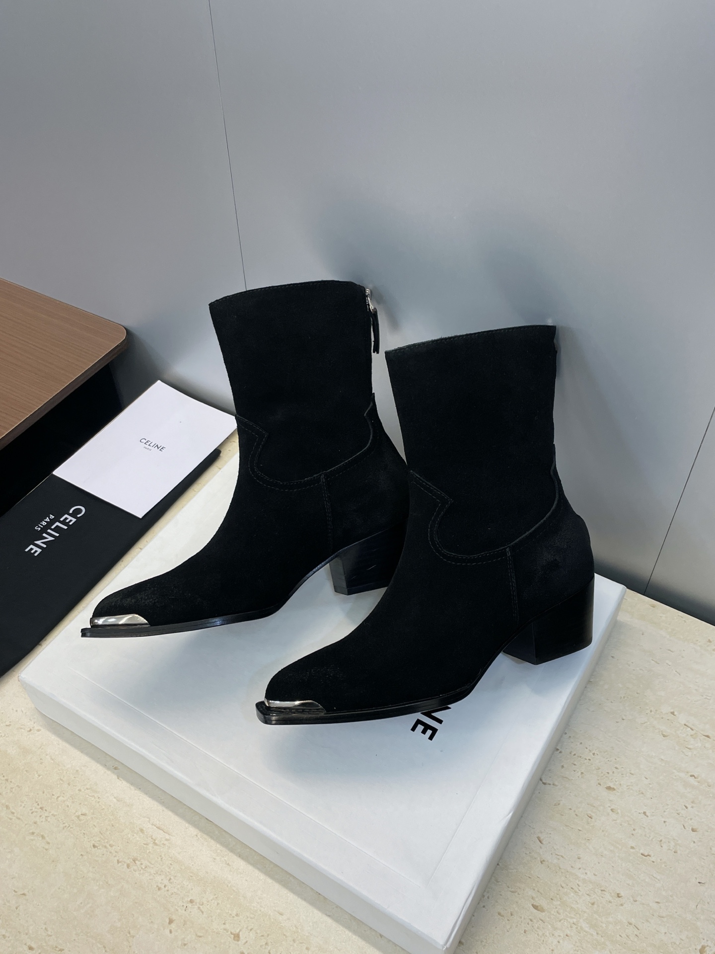CELINE秋冬新款朋克风格铁头机车女短靴 瑟琳字母logo五金扣粗跟后拉链尖头骑士靴材质:鞋面定制进口