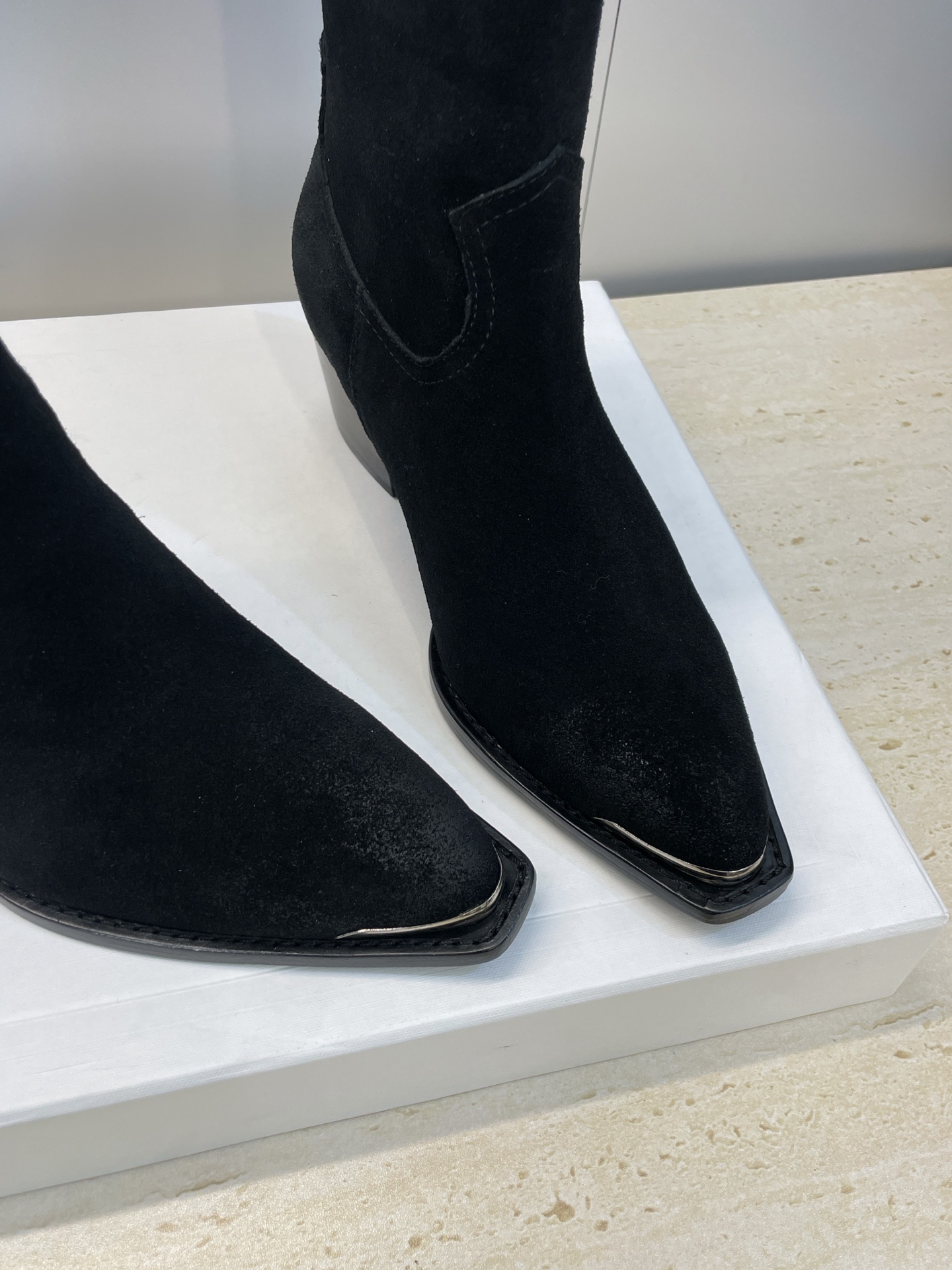 CELINE秋冬新款朋克风格铁头机车女短靴 瑟琳字母logo五金扣粗跟后拉链尖头骑士靴材质:鞋面定制进口