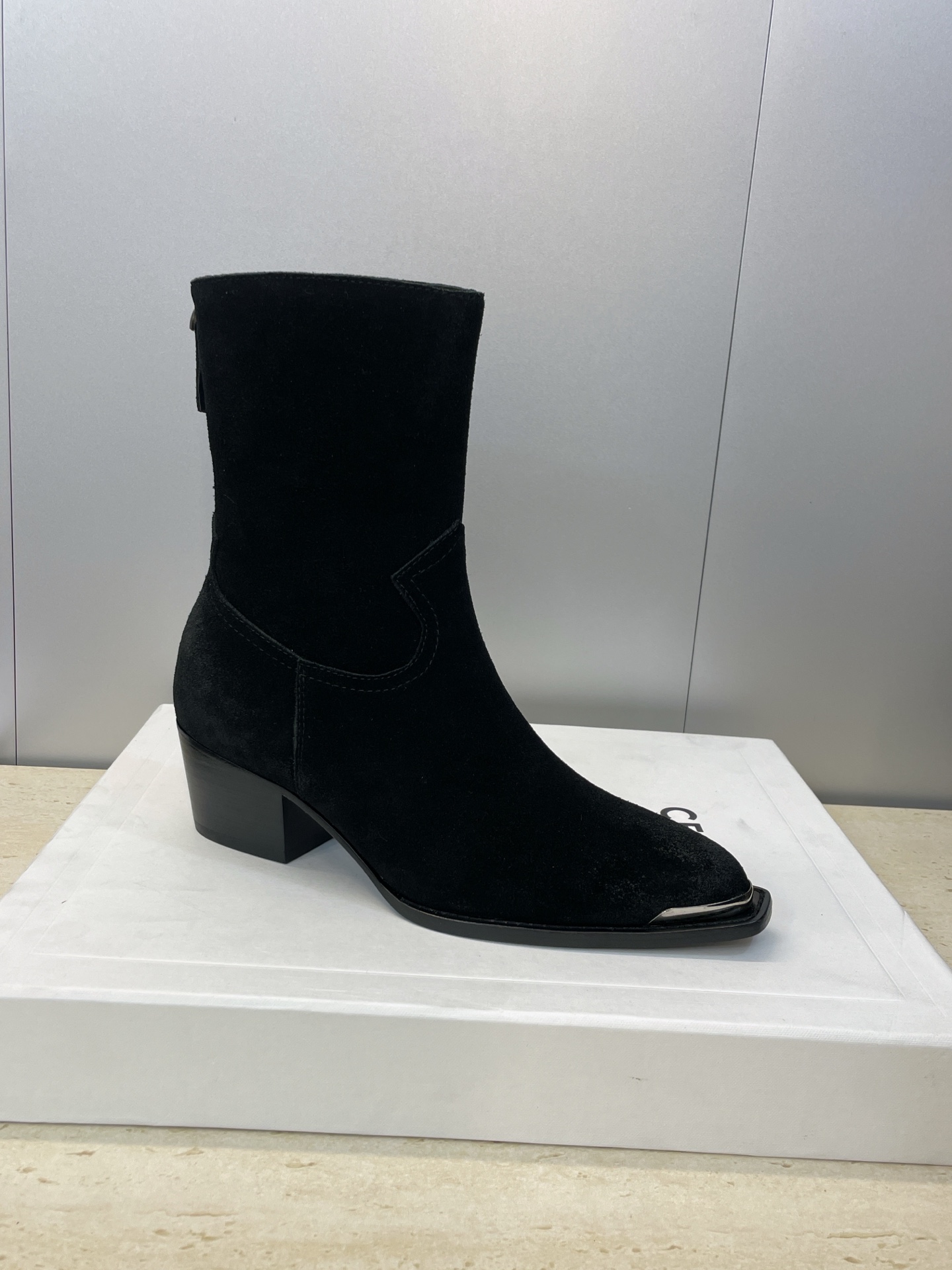 CELINE秋冬新款朋克风格铁头机车女短靴 瑟琳字母logo五金扣粗跟后拉链尖头骑士靴材质:鞋面定制进口