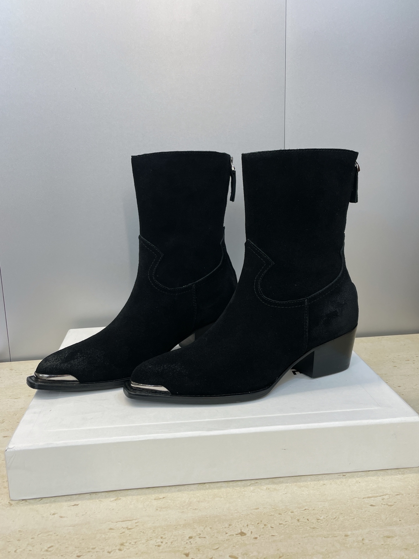 CELINE秋冬新款朋克风格铁头机车女短靴 瑟琳字母logo五金扣粗跟后拉链尖头骑士靴材质:鞋面定制进口