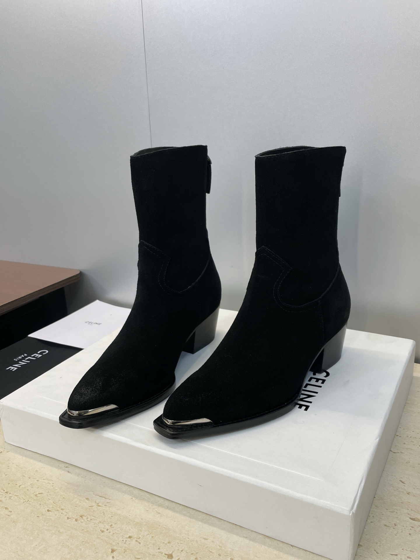 CELINE秋冬新款朋克风格铁头机车女短靴 瑟琳字母logo五金扣粗跟后拉链尖头骑士靴材质:鞋面定制进口