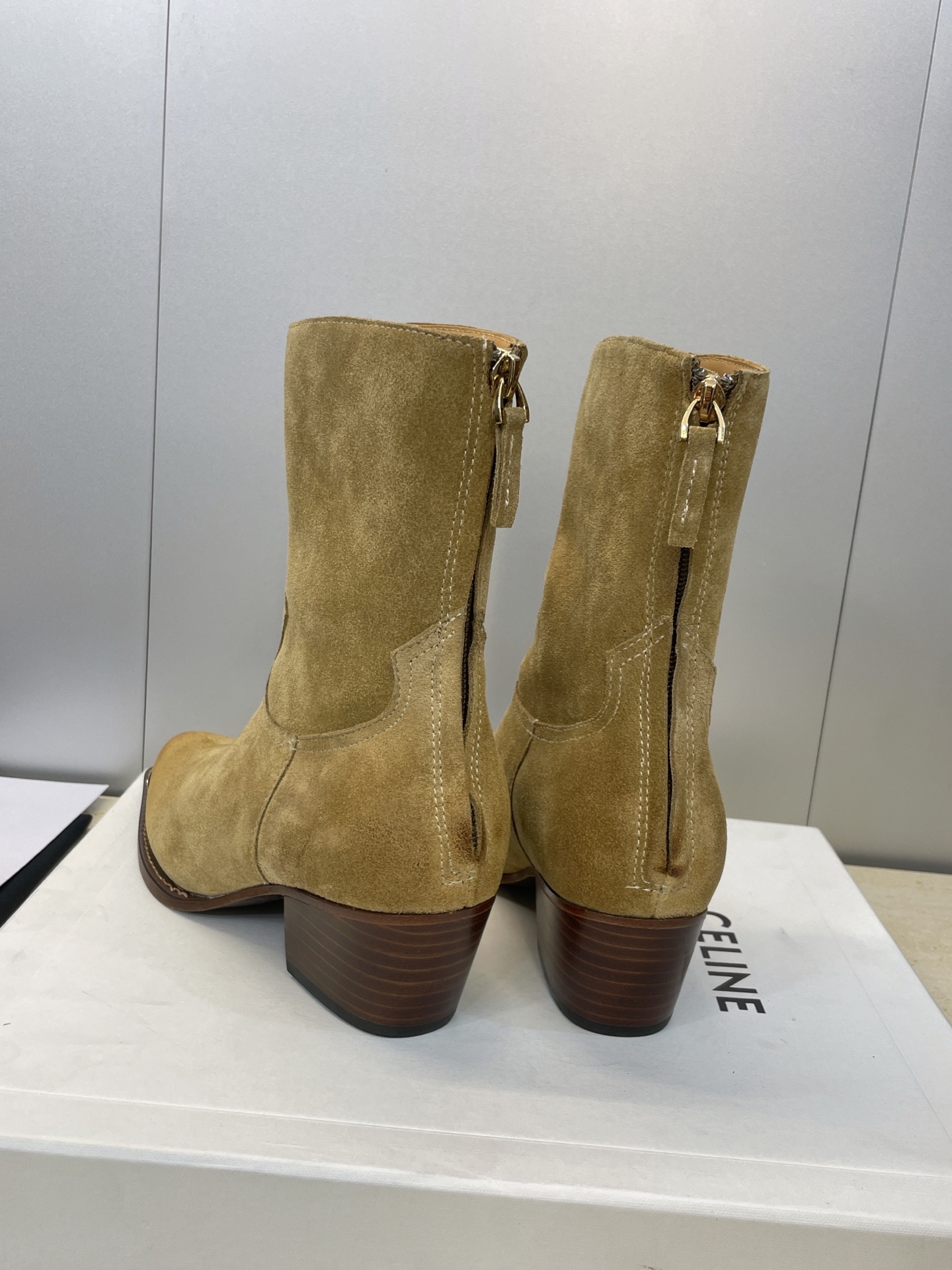 CELINE秋冬新款朋克风格铁头机车女短靴 瑟琳字母logo五金扣粗跟后拉链尖头骑士靴材质:鞋面定制进口
