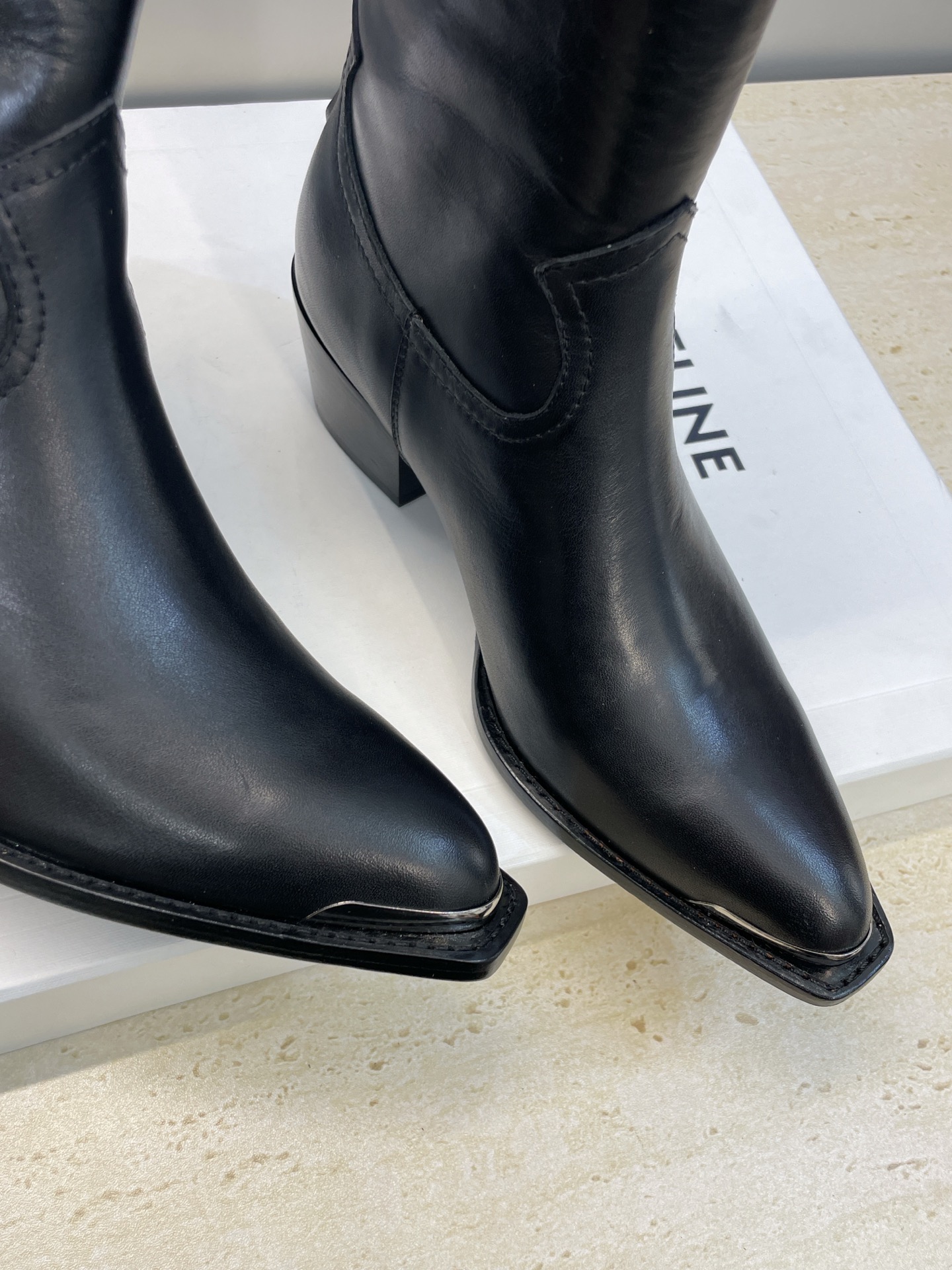 CELINE秋冬新款朋克风格铁头机车女短靴 瑟琳字母logo五金扣粗跟后拉链尖头骑士靴材质:鞋面定制进口