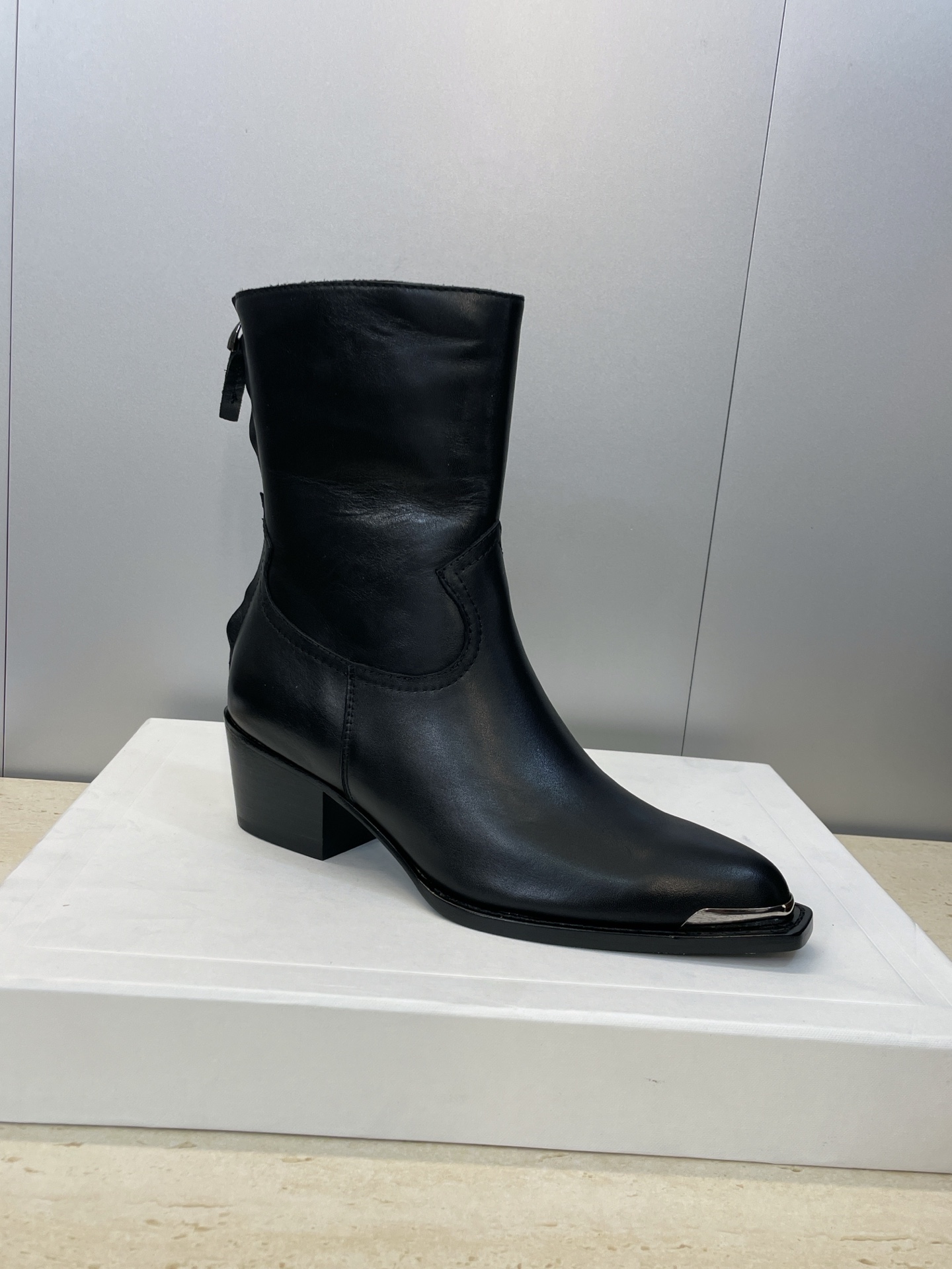 CELINE秋冬新款朋克风格铁头机车女短靴 瑟琳字母logo五金扣粗跟后拉链尖头骑士靴材质:鞋面定制进口