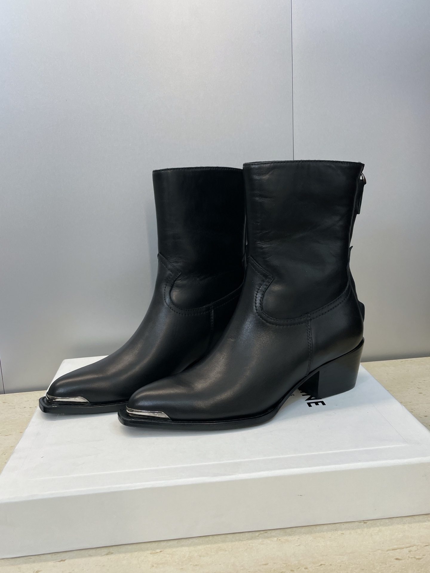 CELINE秋冬新款朋克风格铁头机车女短靴 瑟琳字母logo五金扣粗跟后拉链尖头骑士靴材质:鞋面定制进口