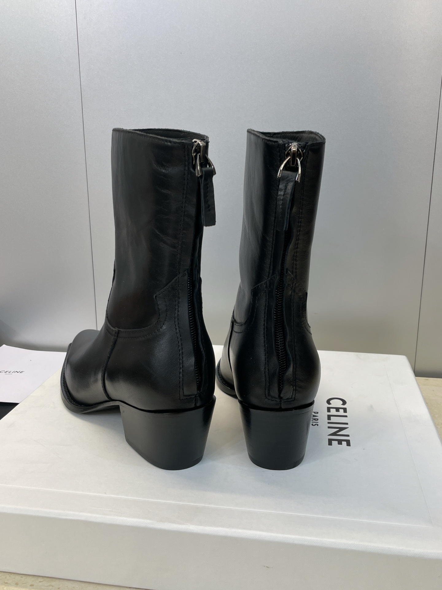 CELINE秋冬新款朋克风格铁头机车女短靴 瑟琳字母logo五金扣粗跟后拉链尖头骑士靴材质:鞋面定制进口