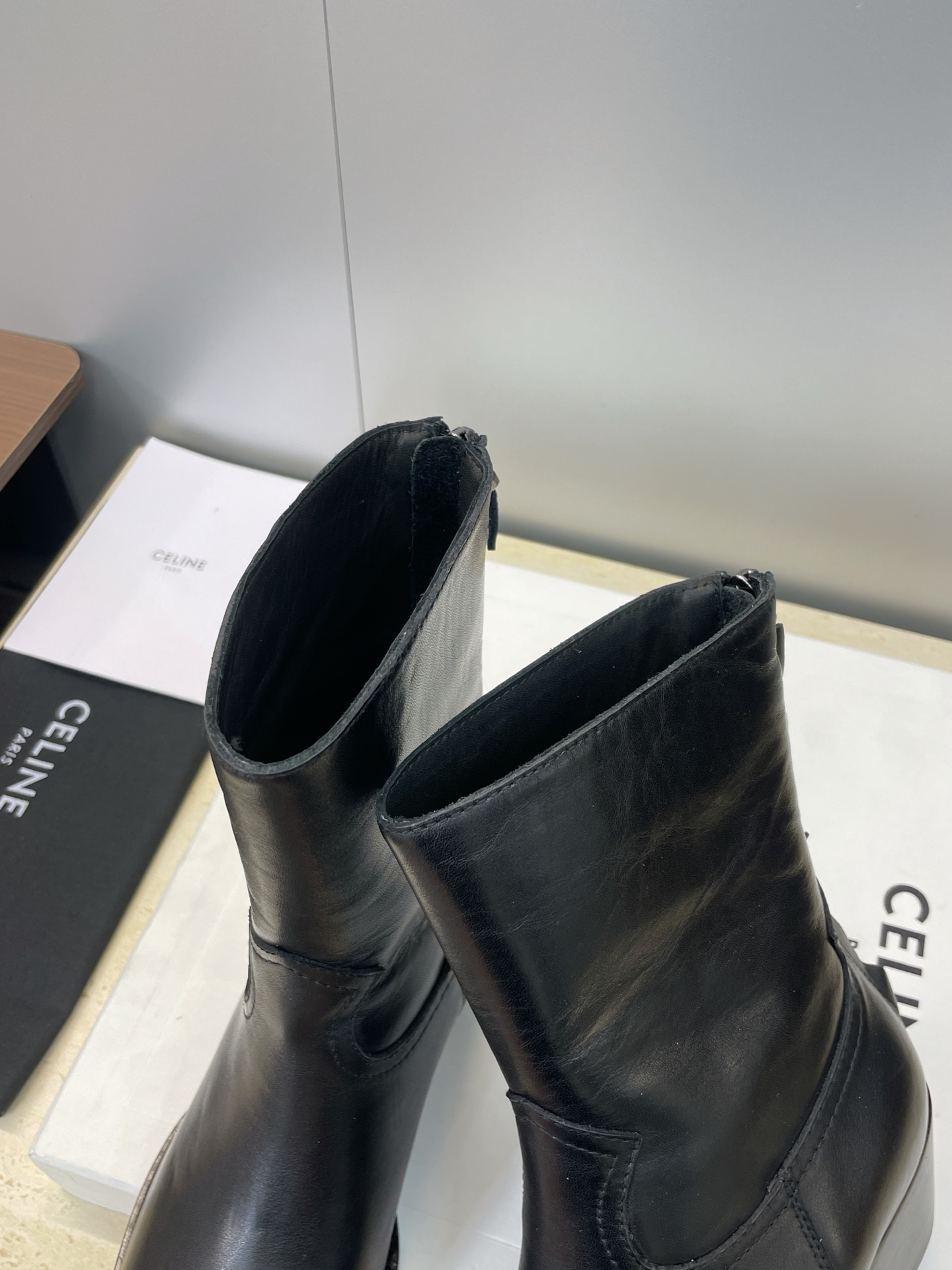 CELINE秋冬新款朋克风格铁头机车女短靴 瑟琳字母logo五金扣粗跟后拉链尖头骑士靴材质:鞋面定制进口